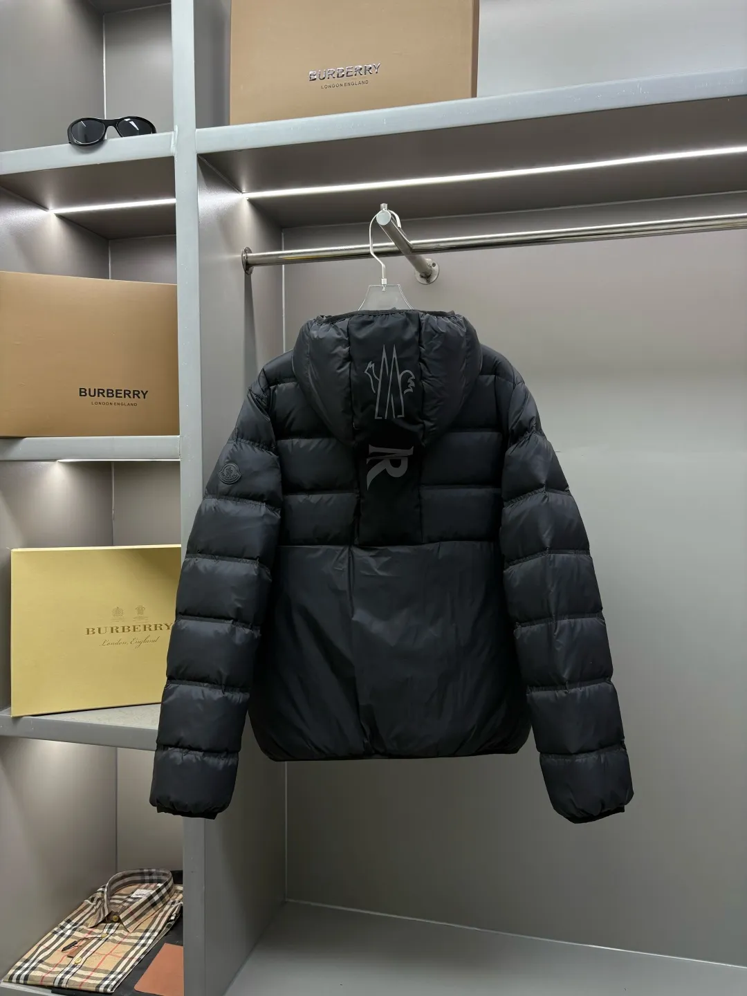 P980 Moncler's new color-blocked printed logo down jacket, classic black and white, same style for men and women, simple and high-end. Customized accessories at the counter, top-grade imported white duck down filling, both light and warm, say goodbye to bloat, and easily manage fashion and temperature~ Hooded design, windproof and stylish, whether worn inside or outside, it can add points to the style, adapt to various styles, so that you can go out coolly in the cold season~ Size: M-XXXL Color: black, white, yellow