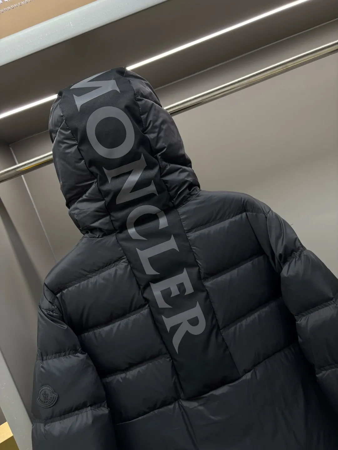 P980 Moncler's new color-blocked printed logo down jacket, classic black and white, same style for men and women, simple and high-end. Customized accessories at the counter, top-grade imported white duck down filling, both light and warm, say goodbye to bloat, and easily manage fashion and temperature~ Hooded design, windproof and stylish, whether worn inside or outside, it can add points to the style, adapt to various styles, so that you can go out coolly in the cold season~ Size: M-XXXL Color: black, white, yellow