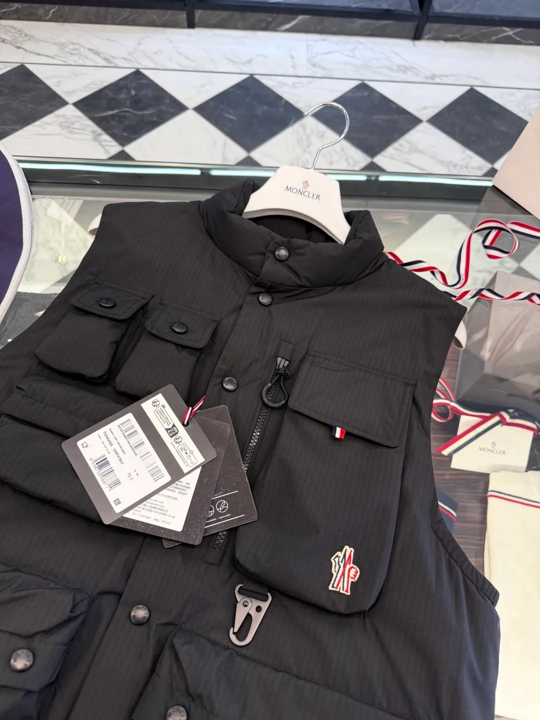 P860 Moncler Grenoble Tongass high-end black label series down vest. Technical functional fabric. More details in real shots.