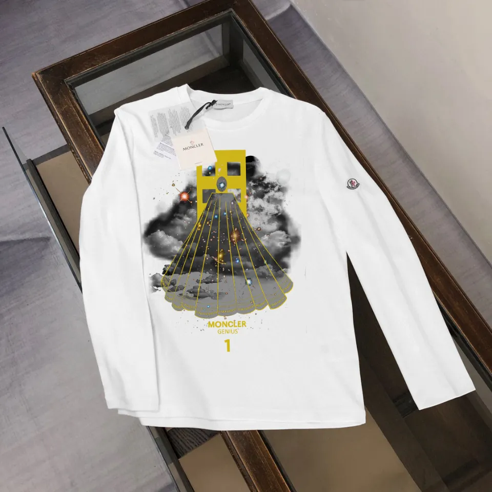P180, a non-off-the-shelf model, you can trust it. Moncler printed long-sleeved T-shirt, 240g breathable cotton fabric, very soft and comfortable texture, does not shrink, does not deform, does not ball), can be worn alone as a base layer. Original customized accessories, collar label, care mark, hangtag, packaging (perfect details) Color: White Black Size: XS S M L