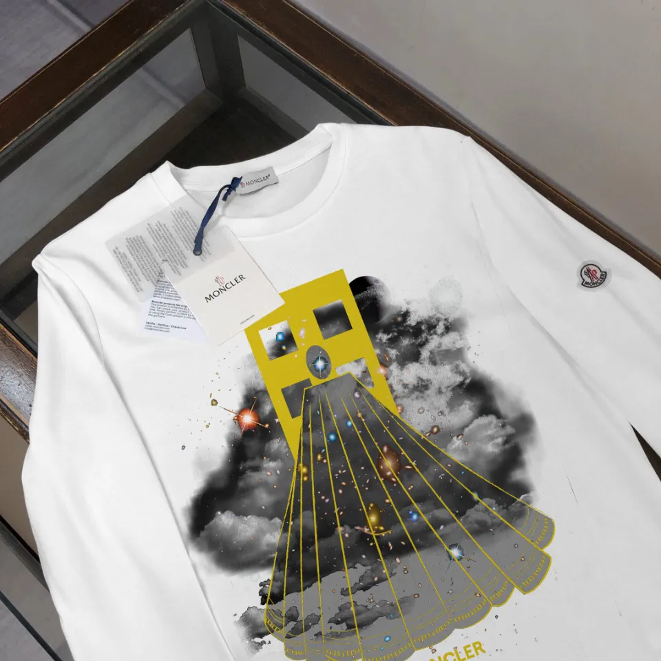P180, a non-off-the-shelf model, you can trust it. Moncler printed long-sleeved T-shirt, 240g breathable cotton fabric, very soft and comfortable texture, does not shrink, does not deform, does not ball), can be worn alone as a base layer. Original customized accessories, collar label, care mark, hangtag, packaging (perfect details) Color: White Black Size: XS S M L