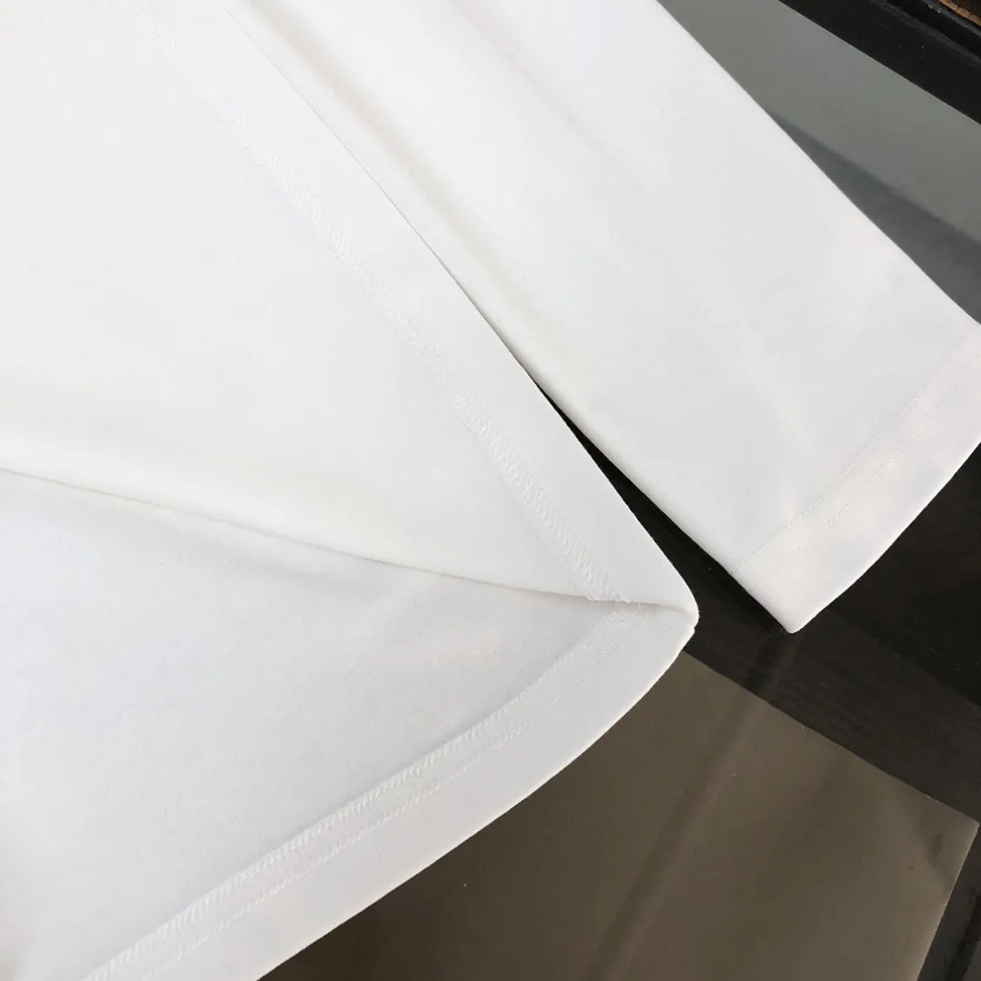 P180, a non-off-the-shelf model, you can trust it. Moncler printed long-sleeved T-shirt, 240g breathable cotton fabric, very soft and comfortable texture, does not shrink, does not deform, does not ball), can be worn alone as a base layer. Original customized accessories, collar label, care mark, hangtag, packaging (perfect details) Color: White Black Size: XS S M L