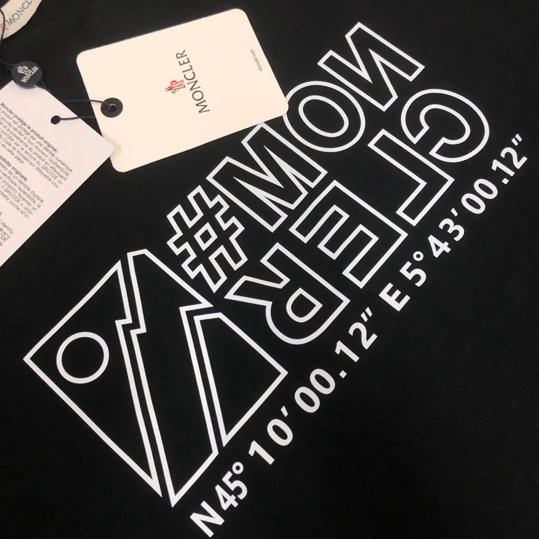 P160 🔥MONCLER The latest short-sleeved T-shirt for couples ~ Featured letter print design ~ The fabric upper body is comfortable and breathable, not stiff, slim cut, made of high-end custom-made pure cotton fabric! The upper body is comfortable and stylish, and it can be worn alone as an inner layer. It is a must-have for fashionistas! ! ! Color: black white Size: S～XL (loose version, please state your height and weight when placing an order)