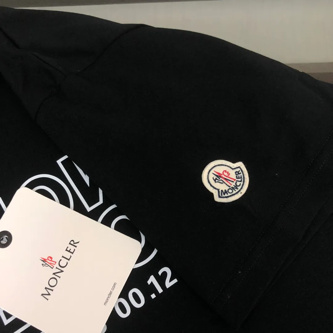 P160 🔥MONCLER The latest short-sleeved T-shirt for couples ~ Featured letter print design ~ The fabric upper body is comfortable and breathable, not stiff, slim cut, made of high-end custom-made pure cotton fabric! The upper body is comfortable and stylish, and it can be worn alone as an inner layer. It is a must-have for fashionistas! ! ! Color: black white Size: S～XL (loose version, please state your height and weight when placing an order)