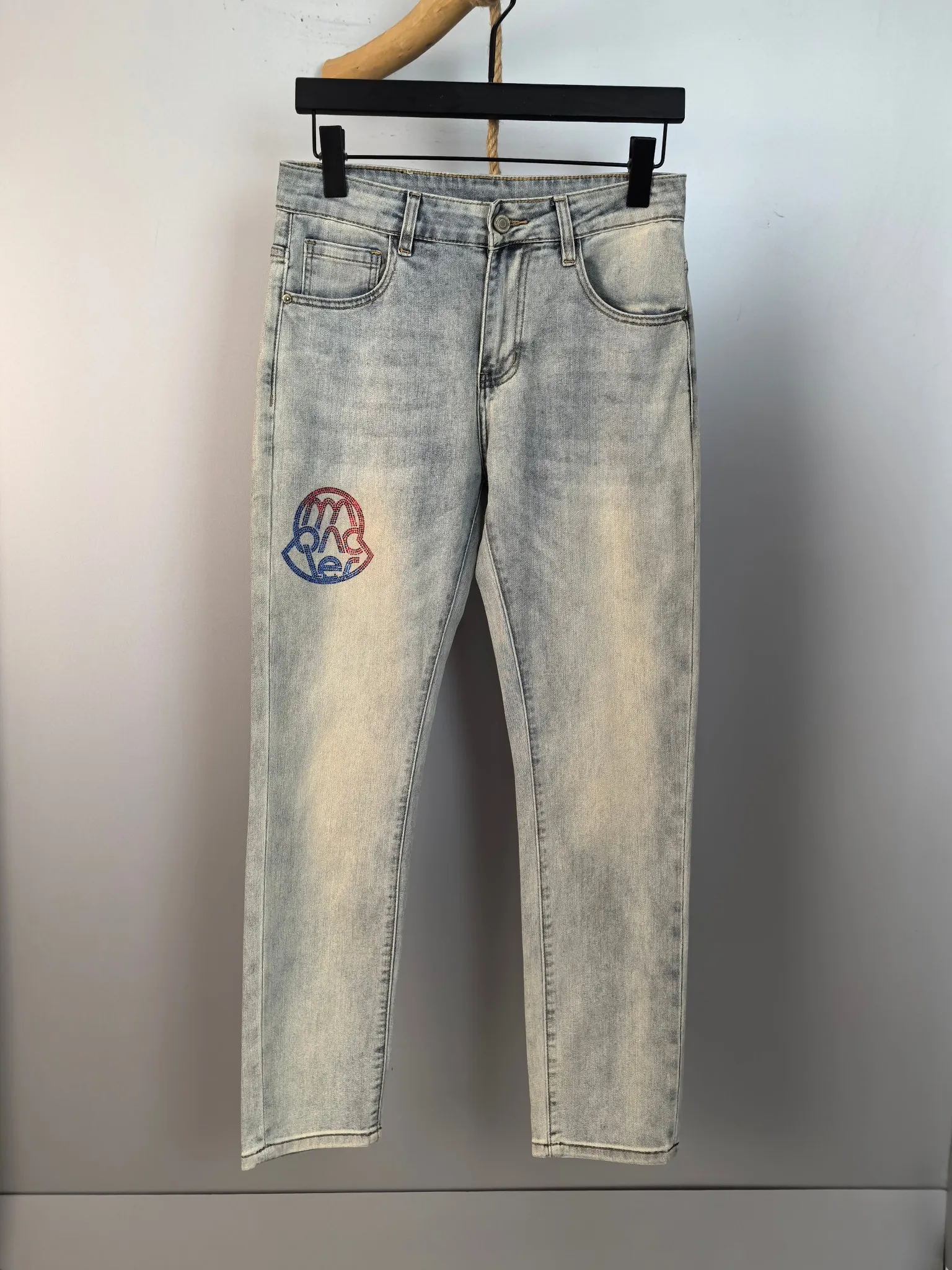 P440 MONCLER Men's fashionable and trendy large hem jeans, perfect for official album and poster wear!  High-grade imported denim raw-color fabrics are supplied to customers. We specially select pure 13oz denim fabrics from Okayama, Japan. They are washed with heavy-duty environmentally friendly plant enzymes. The texture has a light retro color and is quite beautiful, which is very suitable for the autumn and winter colors. After washing, the fabric is soft and delicate, but has a strong sense of bones and a slight stretch, which provides an excellent comfortable experience. There is no damage from any technical elements throughout the body, retaining the purest tannin color! The details throughout the body are perfect, exquisite and elegant. The latest leather label on the waist highlights the brand's characteristics. The hardware accessories, leather label and wiring all reflect the craftsmanship! The silhouette is perfectly tailored and has excellent butt lift and slimming effect. It can be easily matched with any top in the wardrobe. It has wide compatibility and is suitable for various daily wear. The upper body is full of shape. It is a must-have trousers for those who are obsessed with quality control and 1V! Size: 29-38 No 35 37