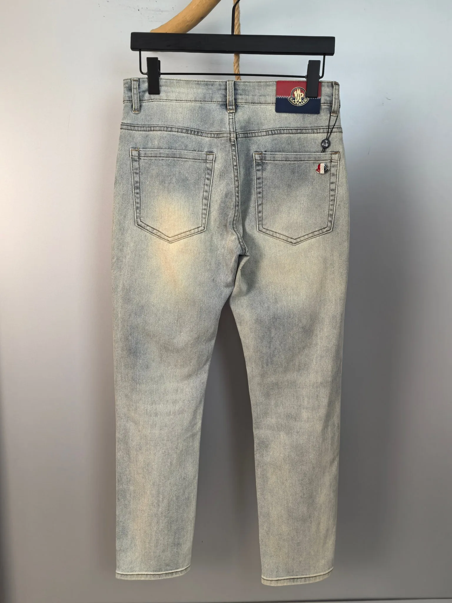 P440 MONCLER Men's fashionable and trendy large hem jeans, perfect for official album and poster wear!  High-grade imported denim raw-color fabrics are supplied to customers. We specially select pure 13oz denim fabrics from Okayama, Japan. They are washed with heavy-duty environmentally friendly plant enzymes. The texture has a light retro color and is quite beautiful, which is very suitable for the autumn and winter colors. After washing, the fabric is soft and delicate, but has a strong sense of bones and a slight stretch, which provides an excellent comfortable experience. There is no damage from any technical elements throughout the body, retaining the purest tannin color! The details throughout the body are perfect, exquisite and elegant. The latest leather label on the waist highlights the brand's characteristics. The hardware accessories, leather label and wiring all reflect the craftsmanship! The silhouette is perfectly tailored and has excellent butt lift and slimming effect. It can be easily matched with any top in the wardrobe. It has wide compatibility and is suitable for various daily wear. The upper body is full of shape. It is a must-have trousers for those who are obsessed with quality control and 1V! Size: 29-38 No 35 37