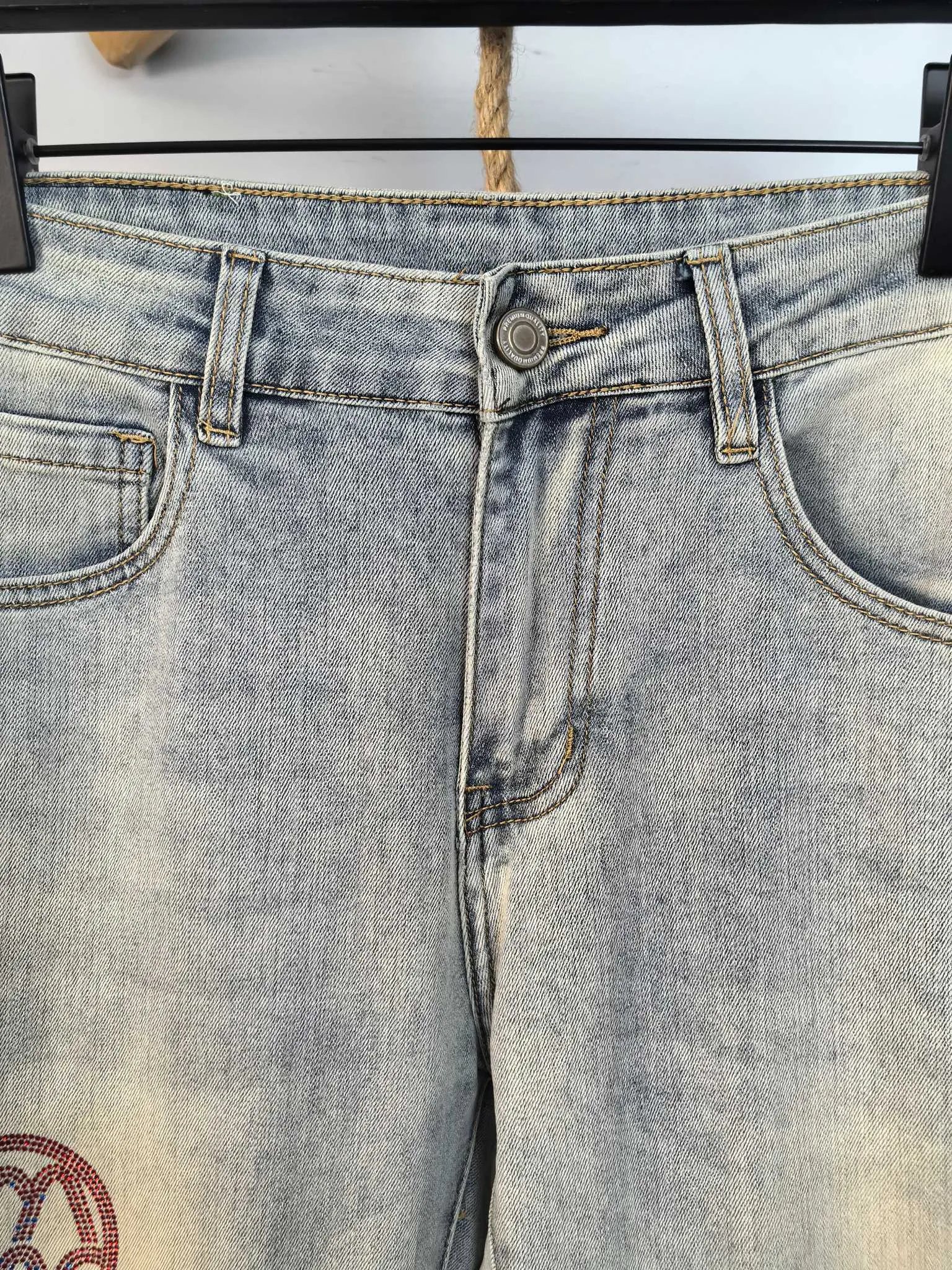 P440 MONCLER Men's fashionable and trendy large hem jeans, perfect for official album and poster wear!  High-grade imported denim raw-color fabrics are supplied to customers. We specially select pure 13oz denim fabrics from Okayama, Japan. They are washed with heavy-duty environmentally friendly plant enzymes. The texture has a light retro color and is quite beautiful, which is very suitable for the autumn and winter colors. After washing, the fabric is soft and delicate, but has a strong sense of bones and a slight stretch, which provides an excellent comfortable experience. There is no damage from any technical elements throughout the body, retaining the purest tannin color! The details throughout the body are perfect, exquisite and elegant. The latest leather label on the waist highlights the brand's characteristics. The hardware accessories, leather label and wiring all reflect the craftsmanship! The silhouette is perfectly tailored and has excellent butt lift and slimming effect. It can be easily matched with any top in the wardrobe. It has wide compatibility and is suitable for various daily wear. The upper body is full of shape. It is a must-have trousers for those who are obsessed with quality control and 1V! Size: 29-38 No 35 37