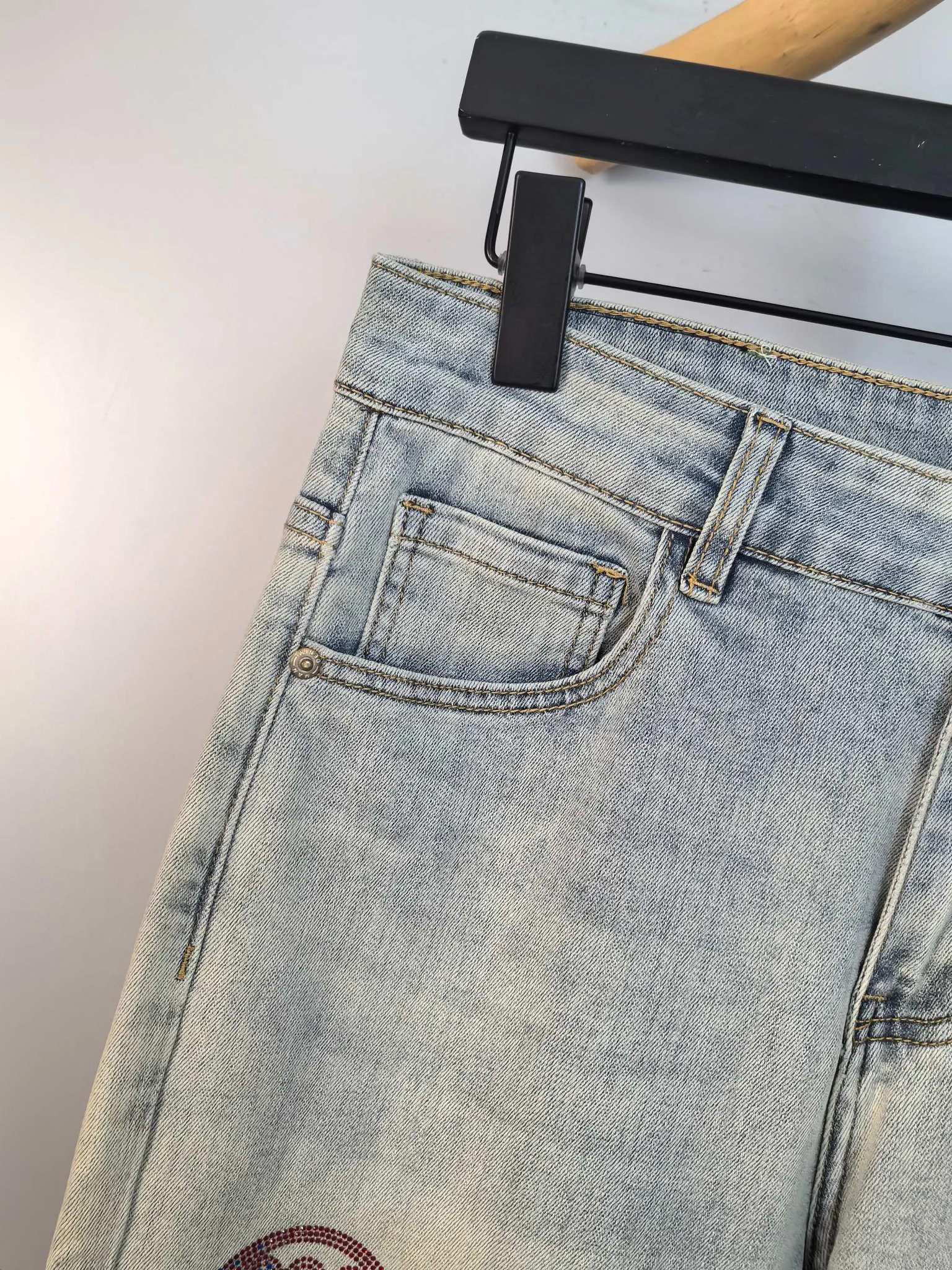 P440 MONCLER Men's fashionable and trendy large hem jeans, perfect for official album and poster wear!  High-grade imported denim raw-color fabrics are supplied to customers. We specially select pure 13oz denim fabrics from Okayama, Japan. They are washed with heavy-duty environmentally friendly plant enzymes. The texture has a light retro color and is quite beautiful, which is very suitable for the autumn and winter colors. After washing, the fabric is soft and delicate, but has a strong sense of bones and a slight stretch, which provides an excellent comfortable experience. There is no damage from any technical elements throughout the body, retaining the purest tannin color! The details throughout the body are perfect, exquisite and elegant. The latest leather label on the waist highlights the brand's characteristics. The hardware accessories, leather label and wiring all reflect the craftsmanship! The silhouette is perfectly tailored and has excellent butt lift and slimming effect. It can be easily matched with any top in the wardrobe. It has wide compatibility and is suitable for various daily wear. The upper body is full of shape. It is a must-have trousers for those who are obsessed with quality control and 1V! Size: 29-38 No 35 37