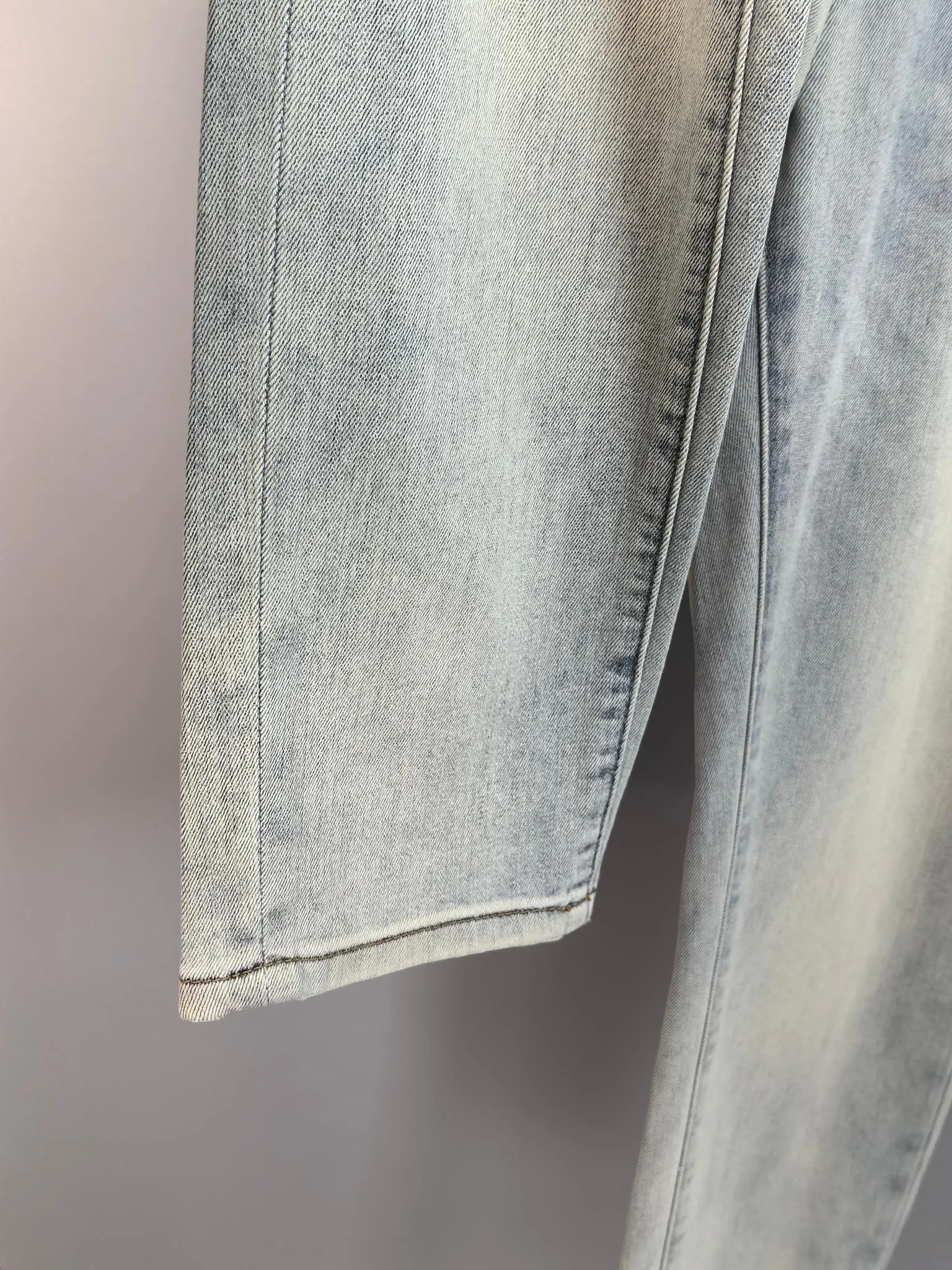 P440 MONCLER Men's fashionable and trendy large hem jeans, perfect for official album and poster wear!  High-grade imported denim raw-color fabrics are supplied to customers. We specially select pure 13oz denim fabrics from Okayama, Japan. They are washed with heavy-duty environmentally friendly plant enzymes. The texture has a light retro color and is quite beautiful, which is very suitable for the autumn and winter colors. After washing, the fabric is soft and delicate, but has a strong sense of bones and a slight stretch, which provides an excellent comfortable experience. There is no damage from any technical elements throughout the body, retaining the purest tannin color! The details throughout the body are perfect, exquisite and elegant. The latest leather label on the waist highlights the brand's characteristics. The hardware accessories, leather label and wiring all reflect the craftsmanship! The silhouette is perfectly tailored and has excellent butt lift and slimming effect. It can be easily matched with any top in the wardrobe. It has wide compatibility and is suitable for various daily wear. The upper body is full of shape. It is a must-have trousers for those who are obsessed with quality control and 1V! Size: 29-38 No 35 37