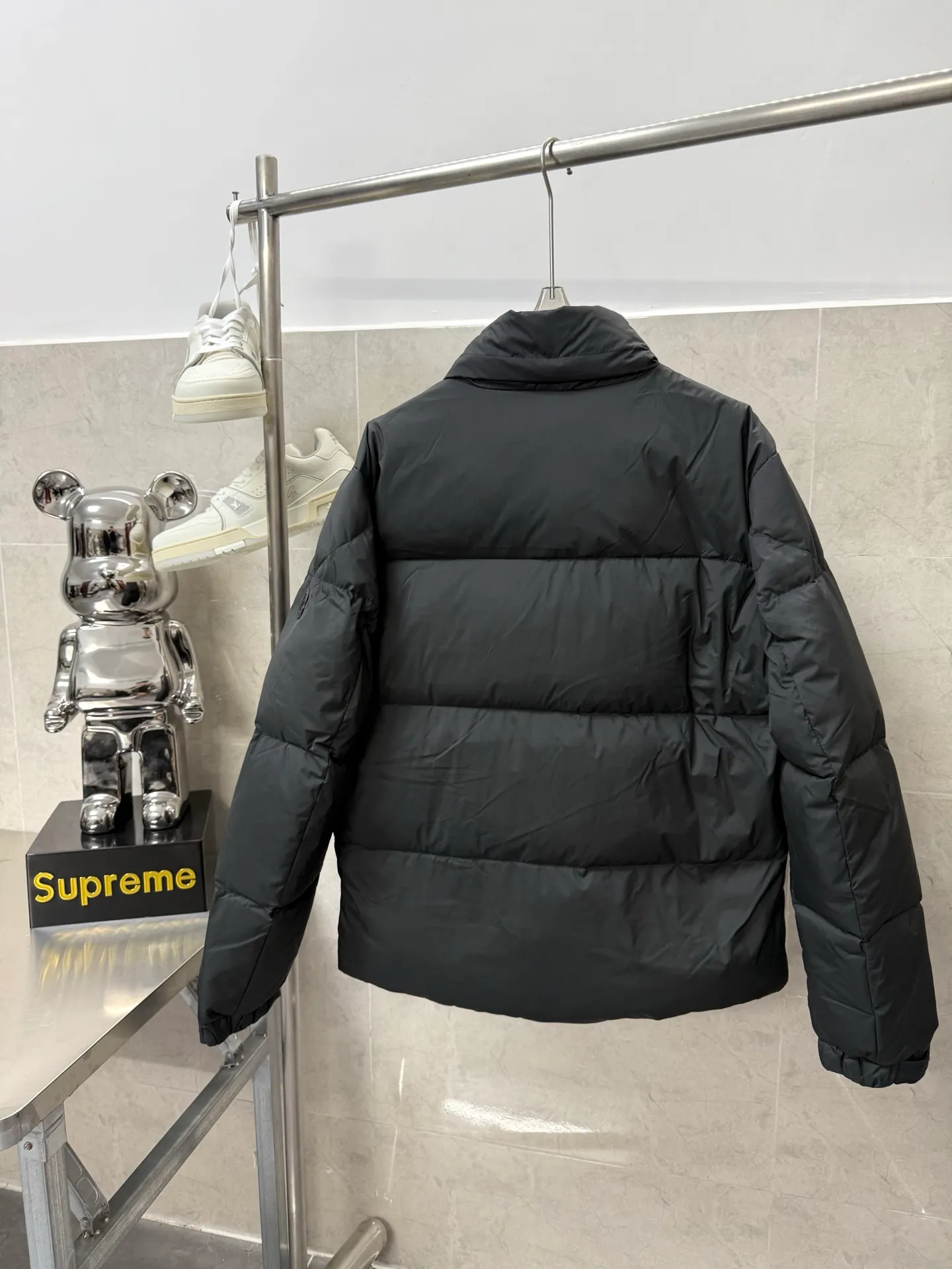 P860 Moncler masked BESBRE leather zipper short down jacket, stylish, versatile, comfortable and breathable design The official website is on sale at the same time! The down with great design and appearance can be purchased directly with quality control. It is a high-end product that cannot be missed! The fabric texture and shape are perfect. You can feel its powerful aura through detailed pictures, and it has superior handsomeness and warmth. Yes, it can be easily worn in various occasions! It has polythermal insulation and you don’t have to worry about getting a little chilly! The placket is designed with a leather zipper, which is both fashionable and functional. It not only highlights the shape but also keeps you warm. The leather pocket design makes the whole style more luxurious! Color: Black Khaki Size: 12345
