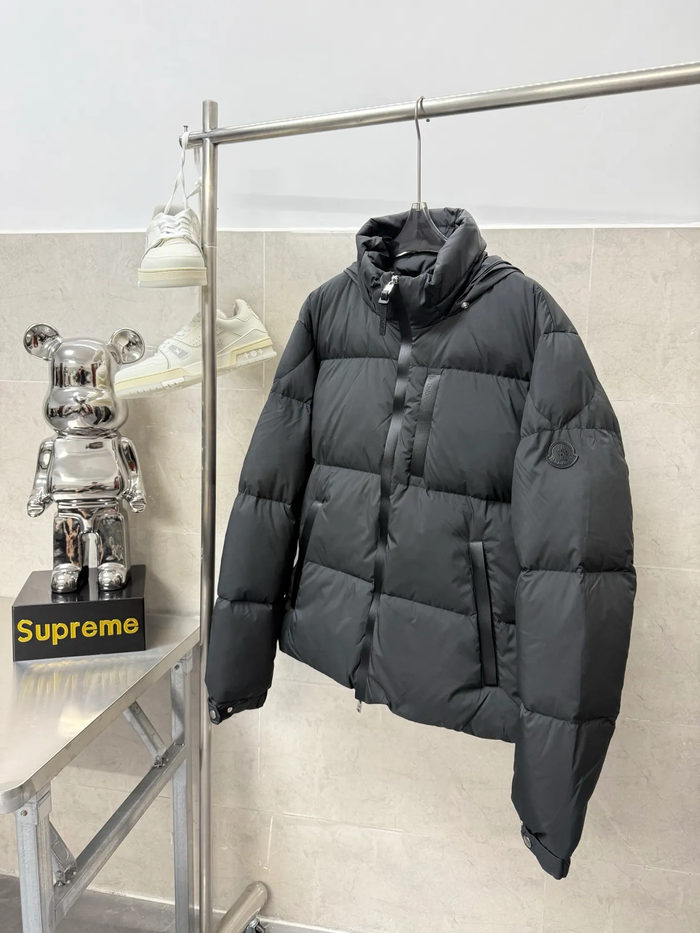 P860 Moncler masked BESBRE leather zipper short down jacket, stylish, versatile, comfortable and breathable design The official website is on sale at the same time! The down with great design and appearance can be purchased directly with quality control. It is a high-end product that cannot be missed! The fabric texture and shape are perfect. You can feel its powerful aura through detailed pictures, and it has superior handsomeness and warmth. Yes, it can be easily worn in various occasions! It has polythermal insulation and you don’t have to worry about getting a little chilly! The placket is designed with a leather zipper, which is both fashionable and functional. It not only highlights the shape but also keeps you warm. The leather pocket design makes the whole style more luxurious! Color: Black Khaki Size: 12345