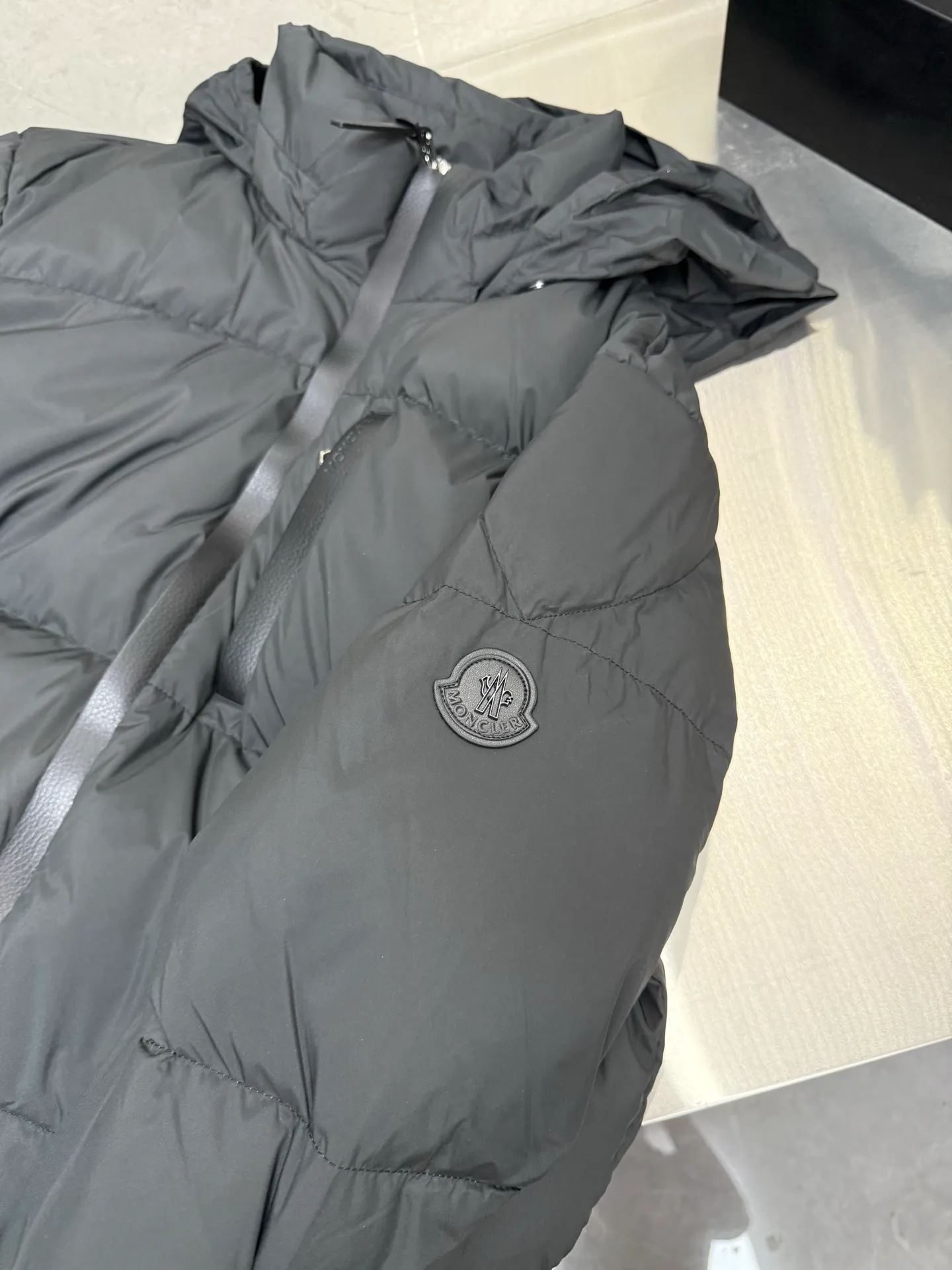 P860 Moncler masked BESBRE leather zipper short down jacket, stylish, versatile, comfortable and breathable design The official website is on sale at the same time! The down with great design and appearance can be purchased directly with quality control. It is a high-end product that cannot be missed! The fabric texture and shape are perfect. You can feel its powerful aura through detailed pictures, and it has superior handsomeness and warmth. Yes, it can be easily worn in various occasions! It has polythermal insulation and you don’t have to worry about getting a little chilly! The placket is designed with a leather zipper, which is both fashionable and functional. It not only highlights the shape but also keeps you warm. The leather pocket design makes the whole style more luxurious! Color: Black Khaki Size: 12345