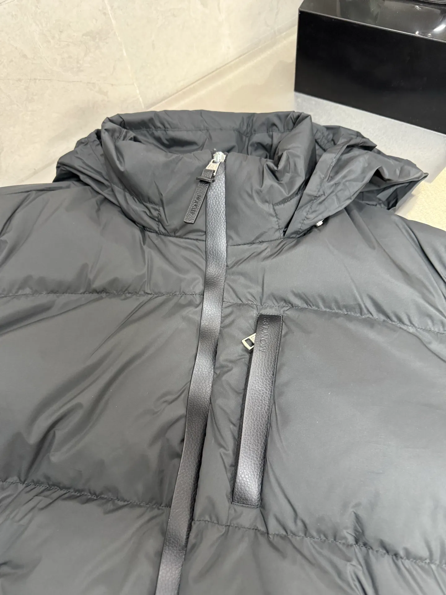 P860 Moncler masked BESBRE leather zipper short down jacket, stylish, versatile, comfortable and breathable design The official website is on sale at the same time! The down with great design and appearance can be purchased directly with quality control. It is a high-end product that cannot be missed! The fabric texture and shape are perfect. You can feel its powerful aura through detailed pictures, and it has superior handsomeness and warmth. Yes, it can be easily worn in various occasions! It has polythermal insulation and you don’t have to worry about getting a little chilly! The placket is designed with a leather zipper, which is both fashionable and functional. It not only highlights the shape but also keeps you warm. The leather pocket design makes the whole style more luxurious! Color: Black Khaki Size: 12345