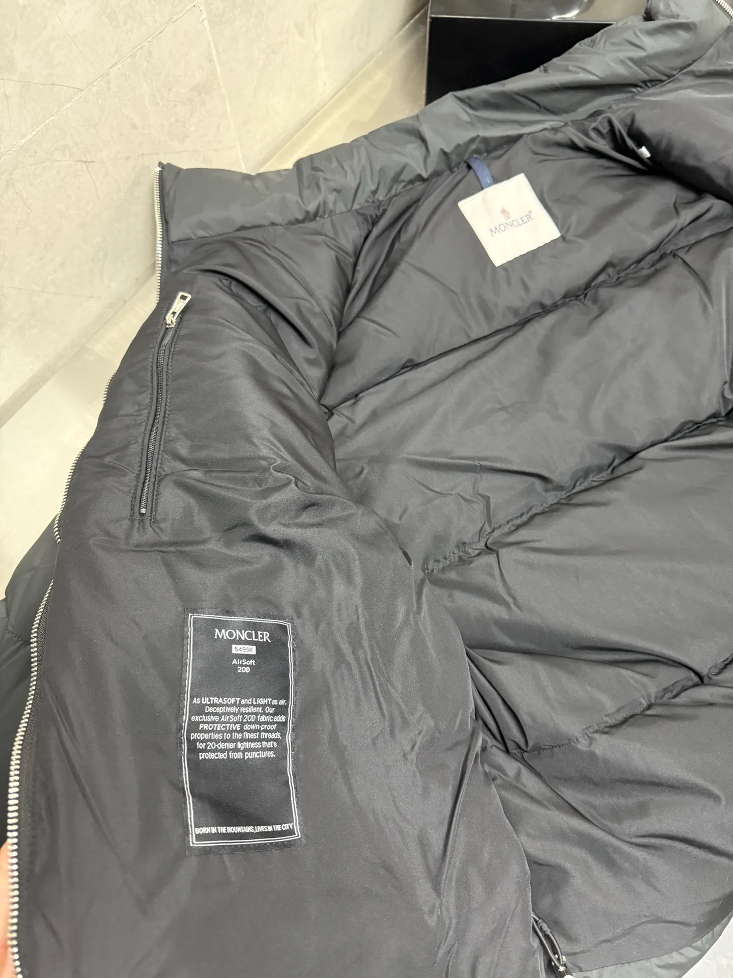 P860 Moncler masked BESBRE leather zipper short down jacket, stylish, versatile, comfortable and breathable design The official website is on sale at the same time! The down with great design and appearance can be purchased directly with quality control. It is a high-end product that cannot be missed! The fabric texture and shape are perfect. You can feel its powerful aura through detailed pictures, and it has superior handsomeness and warmth. Yes, it can be easily worn in various occasions! It has polythermal insulation and you don’t have to worry about getting a little chilly! The placket is designed with a leather zipper, which is both fashionable and functional. It not only highlights the shape but also keeps you warm. The leather pocket design makes the whole style more luxurious! Color: Black Khaki Size: 12345