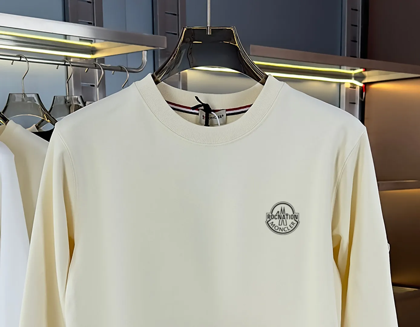 P210 high version sweatshirt) 📦With exclusive packaging📦 [Long-term ready stock] Upgraded version "Mobile phone smart sensor ~ NFC chip armband ~ Directly to the official website for anti-counterfeiting" 〖 𝐌𝐎𝐍𝐂𝐋𝐄𝐑 ~ Mouth covering〗 2025 new high quality, using 450 grams of heavyweight fabric Different from the market currency, you can mix and match everything at will and you will be handsome😎The whole clothes is made of double waistcoats. The double waistcoats make the whole dress more three-dimensional. It is not an ordinary factory that can do such fine work. 2025 autumn and winter new style, on sale at the counter, exquisite printed round neck terry sweatshirt. High-end double-ply cotton. Customized stretch ribs are dyed in the same vat. Three standards are complete. It is matched with digital printing patterns and is very breathable. Same style for men and women. Color: black, white, apricot. Size: S M L XL 2XL