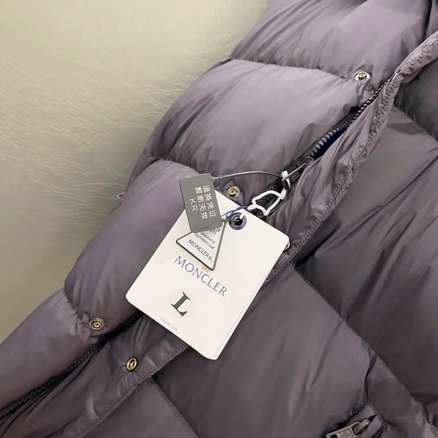 P720 Moncler/Moncler Cyclone two-in-one detachable down jacket. Original dark brown | different from the black version on the market. Comes standard with the same canvas handbag at the counter (default -10 for return and loss). Stand-up collar, hooded and detachable sleeve design, one jacket can be worn in a variety of styles, suitable for various looks! Men and women can match as they like!  ▪️Fabric purchased from the original Korean buyer’s official website! Disassemble the original color and customize it! 25D480T nylon windproof and rainproof fabric, anti-wrinkle, anti-static and quick-drying, soft and skin-friendly, extremely comfortable for the upper body! Imported pigment dyed fabric, features: light, waterproof, calendered film to prevent lint and leakage!  ▪️Filling The filling is the new national standard 80 pure white duck down! 700 fill power! Huge fluffy! Easily survive the winter in one piece in the north! Four layers of 400D film-coated bile cloth on the front and back! Rest assured that after washing and wearing it for several years, the lint will not get lost!  ▪️Hardware accessories, original disassembly, mold opening and custom-made four-button buckles, zipper pullers, all with the same LOGO and engraving as the original! Tags, hanging beads, washing, stickers, all original details restored! Really high quality!  Color: Dark Brown Size: M L Xl