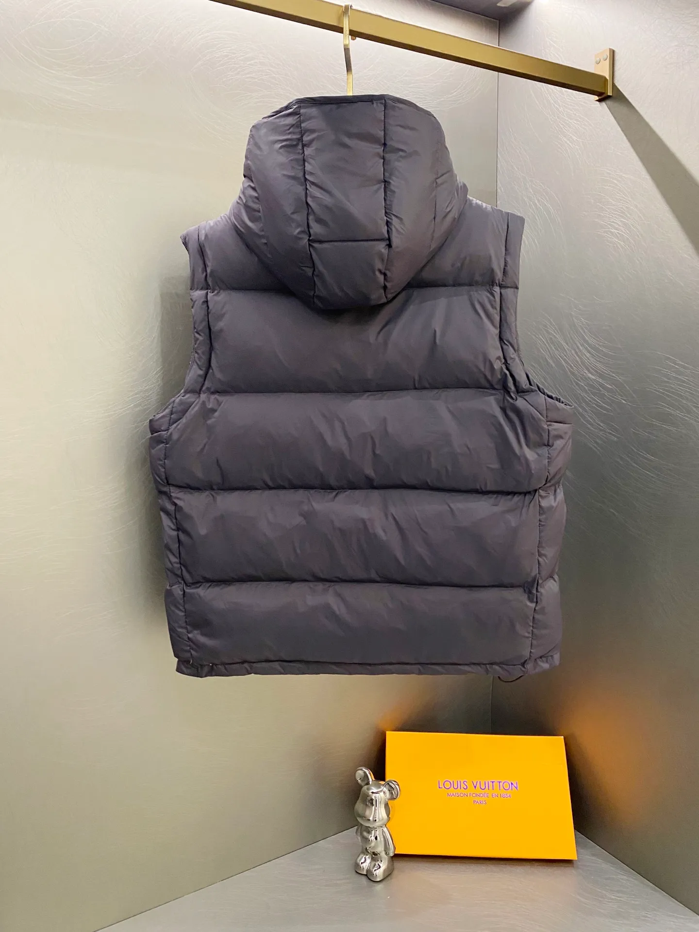 P720 Moncler/Moncler Cyclone two-in-one detachable down jacket. Original dark brown | different from the black version on the market. Comes standard with the same canvas handbag at the counter (default -10 for return and loss). Stand-up collar, hooded and detachable sleeve design, one jacket can be worn in a variety of styles, suitable for various looks! Men and women can match as they like!  ▪️Fabric purchased from the original Korean buyer’s official website! Disassemble the original color and customize it! 25D480T nylon windproof and rainproof fabric, anti-wrinkle, anti-static and quick-drying, soft and skin-friendly, extremely comfortable for the upper body! Imported pigment dyed fabric, features: light, waterproof, calendered film to prevent lint and leakage!  ▪️Filling The filling is the new national standard 80 pure white duck down! 700 fill power! Huge fluffy! Easily survive the winter in one piece in the north! Four layers of 400D film-coated bile cloth on the front and back! Rest assured that after washing and wearing it for several years, the lint will not get lost!  ▪️Hardware accessories, original disassembly, mold opening and custom-made four-button buckles, zipper pullers, all with the same LOGO and engraving as the original! Tags, hanging beads, washing, stickers, all original details restored! Really high quality!  Color: Dark Brown Size: M L Xl