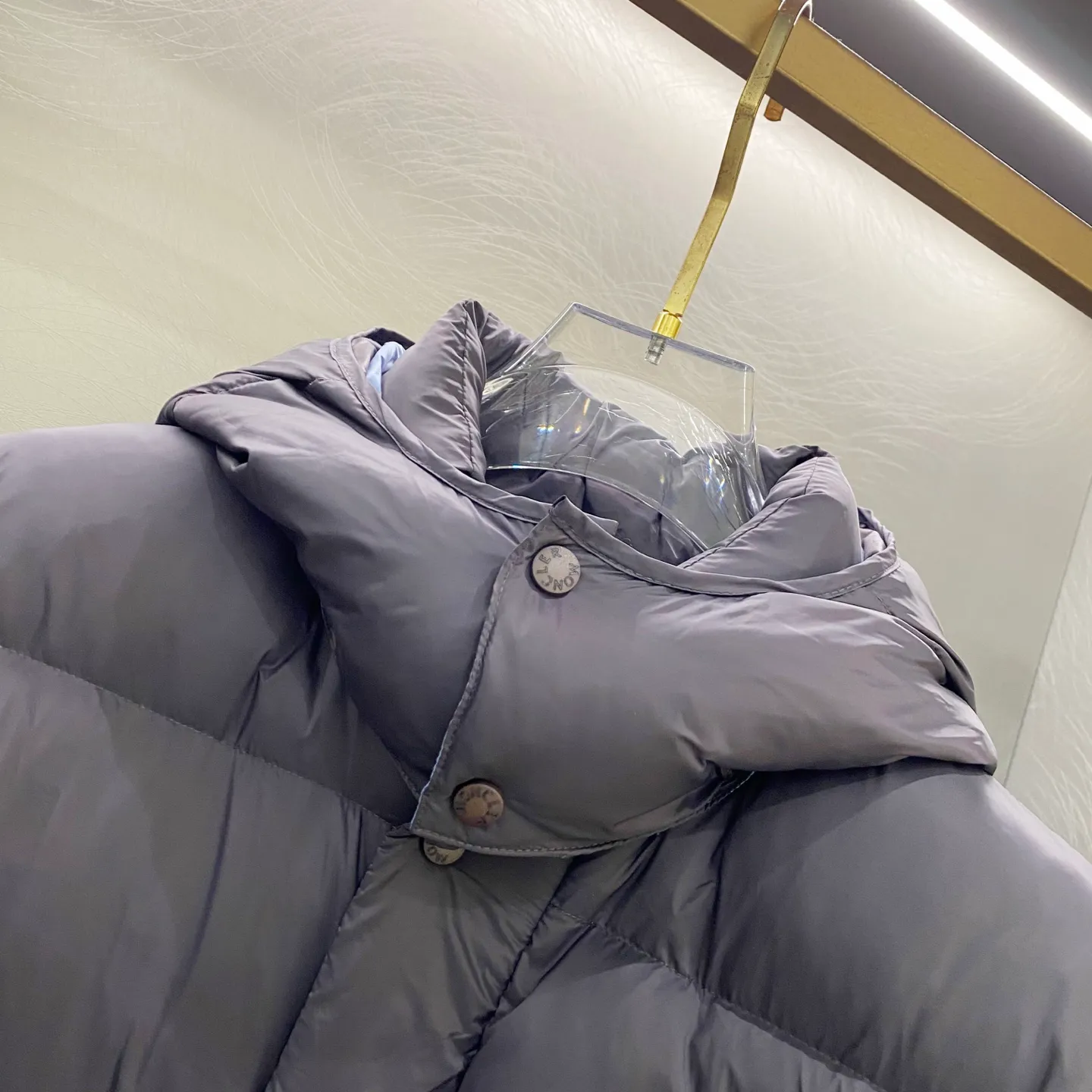 P720 Moncler/Moncler Cyclone two-in-one detachable down jacket. Original dark brown | different from the black version on the market. Comes standard with the same canvas handbag at the counter (default -10 for return and loss). Stand-up collar, hooded and detachable sleeve design, one jacket can be worn in a variety of styles, suitable for various looks! Men and women can match as they like!  ▪️Fabric purchased from the original Korean buyer’s official website! Disassemble the original color and customize it! 25D480T nylon windproof and rainproof fabric, anti-wrinkle, anti-static and quick-drying, soft and skin-friendly, extremely comfortable for the upper body! Imported pigment dyed fabric, features: light, waterproof, calendered film to prevent lint and leakage!  ▪️Filling The filling is the new national standard 80 pure white duck down! 700 fill power! Huge fluffy! Easily survive the winter in one piece in the north! Four layers of 400D film-coated bile cloth on the front and back! Rest assured that after washing and wearing it for several years, the lint will not get lost!  ▪️Hardware accessories, original disassembly, mold opening and custom-made four-button buckles, zipper pullers, all with the same LOGO and engraving as the original! Tags, hanging beads, washing, stickers, all original details restored! Really high quality!  Color: Dark Brown Size: M L Xl