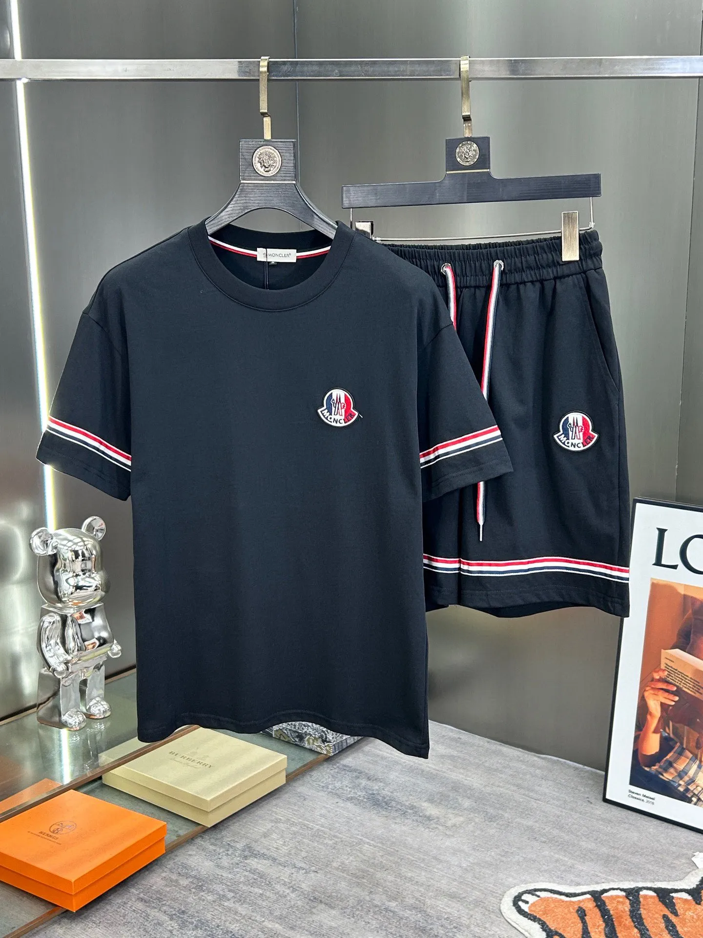 P560 Brand [MONCLER Mouth Covered] 2025 round neck short-sleeved shorts suit. The pure cotton fabric upper body will not be stuffy, the smooth and comfortable skin-friendly effect is more breathable, the fabric has its own texture, classic logo technology, a new interpretation from a unique angle, the first choice for fashion and versatility! Size: M-3XL (maximum wear: 190 pounds)