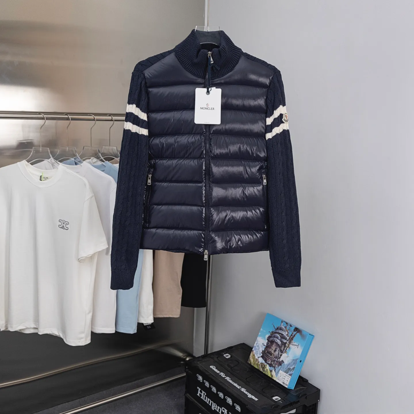 P620 2025 Autumn and Winter New Style🆕Down Jacket Top Purchasing Version MONCLER Wool Spliced Sleeves Same Style for Men and Women Down Jacket Jacket MONCLER / Moncler / Mouth New Style Each down jacket has been processed through at least 150 processes. The maximum fill power can reach 800➕ Make the wear warmer 5A level standard Use German anti-down needles up to 11 stitches every three centimeters Precision sewing Sleeve LOGO mark: The sleeve LOGO mark is made of wool, and the embroidery is made by Japanese Tajima machine. NFC chip: Both the sleeve wool embroidery mark and the inner wash mark can verify the NFC chip. Fabric: Light waterproof and breathable nylon cloth. Filling: 90% white duck down. Made of the best cloud velvet. Very high fluffy and very warm. Zipper: electroplated engraved logo zipper consistent with the original version. Embroidery: made by Japanese Tajima embroidery machine. Accessories: main label. Wash label. Tags and packaging are all original and complete
