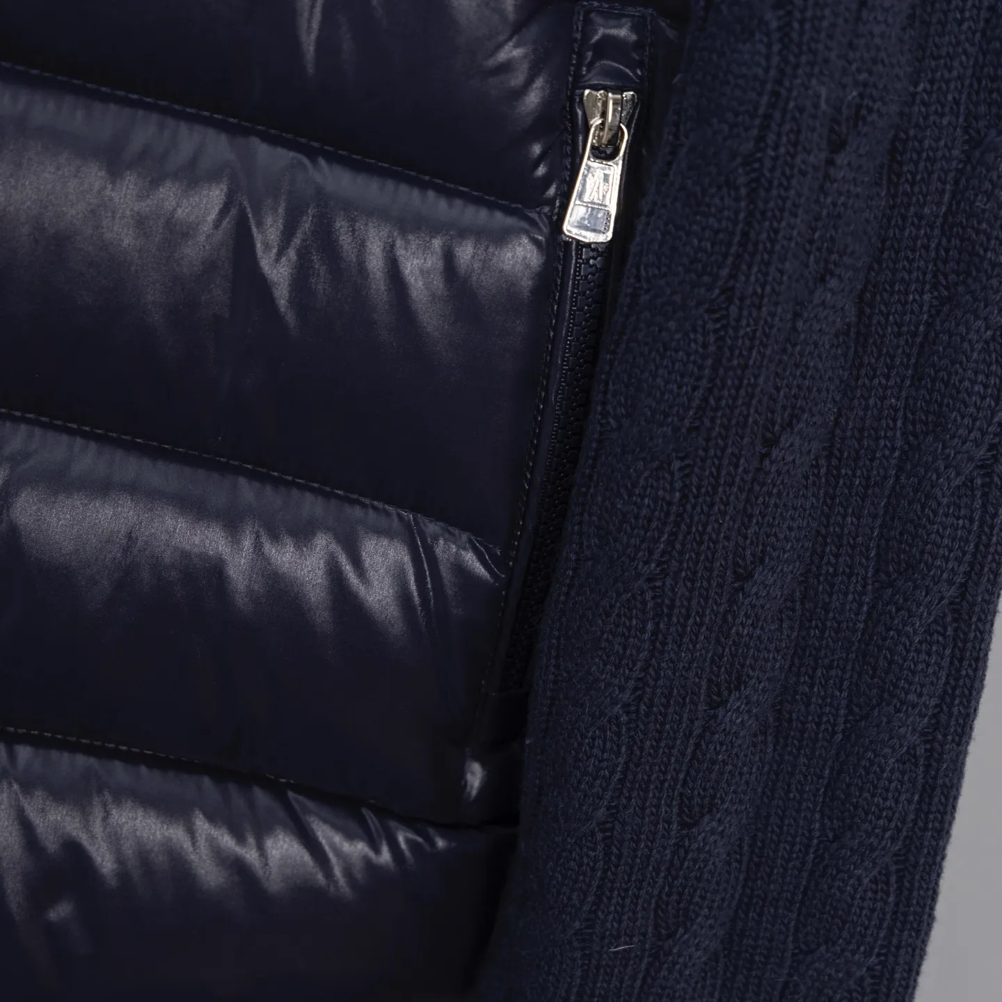 P620 2025 Autumn and Winter New Style🆕Down Jacket Top Purchasing Version MONCLER Wool Spliced Sleeves Same Style for Men and Women Down Jacket Jacket MONCLER / Moncler / Mouth New Style Each down jacket has been processed through at least 150 processes. The maximum fill power can reach 800➕ Make the wear warmer 5A level standard Use German anti-down needles up to 11 stitches every three centimeters Precision sewing Sleeve LOGO mark: The sleeve LOGO mark is made of wool, and the embroidery is made by Japanese Tajima machine. NFC chip: Both the sleeve wool embroidery mark and the inner wash mark can verify the NFC chip. Fabric: Light waterproof and breathable nylon cloth. Filling: 90% white duck down. Made of the best cloud velvet. Very high fluffy and very warm. Zipper: electroplated engraved logo zipper consistent with the original version. Embroidery: made by Japanese Tajima embroidery machine. Accessories: main label. Wash label. Tags and packaging are all original and complete