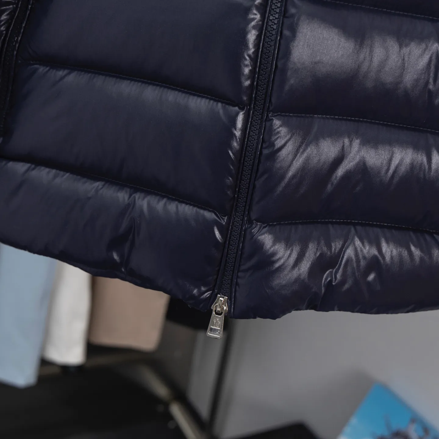 P620 2025 Autumn and Winter New Style🆕Down Jacket Top Purchasing Version MONCLER Wool Spliced Sleeves Same Style for Men and Women Down Jacket Jacket MONCLER / Moncler / Mouth New Style Each down jacket has been processed through at least 150 processes. The maximum fill power can reach 800➕ Make the wear warmer 5A level standard Use German anti-down needles up to 11 stitches every three centimeters Precision sewing Sleeve LOGO mark: The sleeve LOGO mark is made of wool, and the embroidery is made by Japanese Tajima machine. NFC chip: Both the sleeve wool embroidery mark and the inner wash mark can verify the NFC chip. Fabric: Light waterproof and breathable nylon cloth. Filling: 90% white duck down. Made of the best cloud velvet. Very high fluffy and very warm. Zipper: electroplated engraved logo zipper consistent with the original version. Embroidery: made by Japanese Tajima embroidery machine. Accessories: main label. Wash label. Tags and packaging are all original and complete