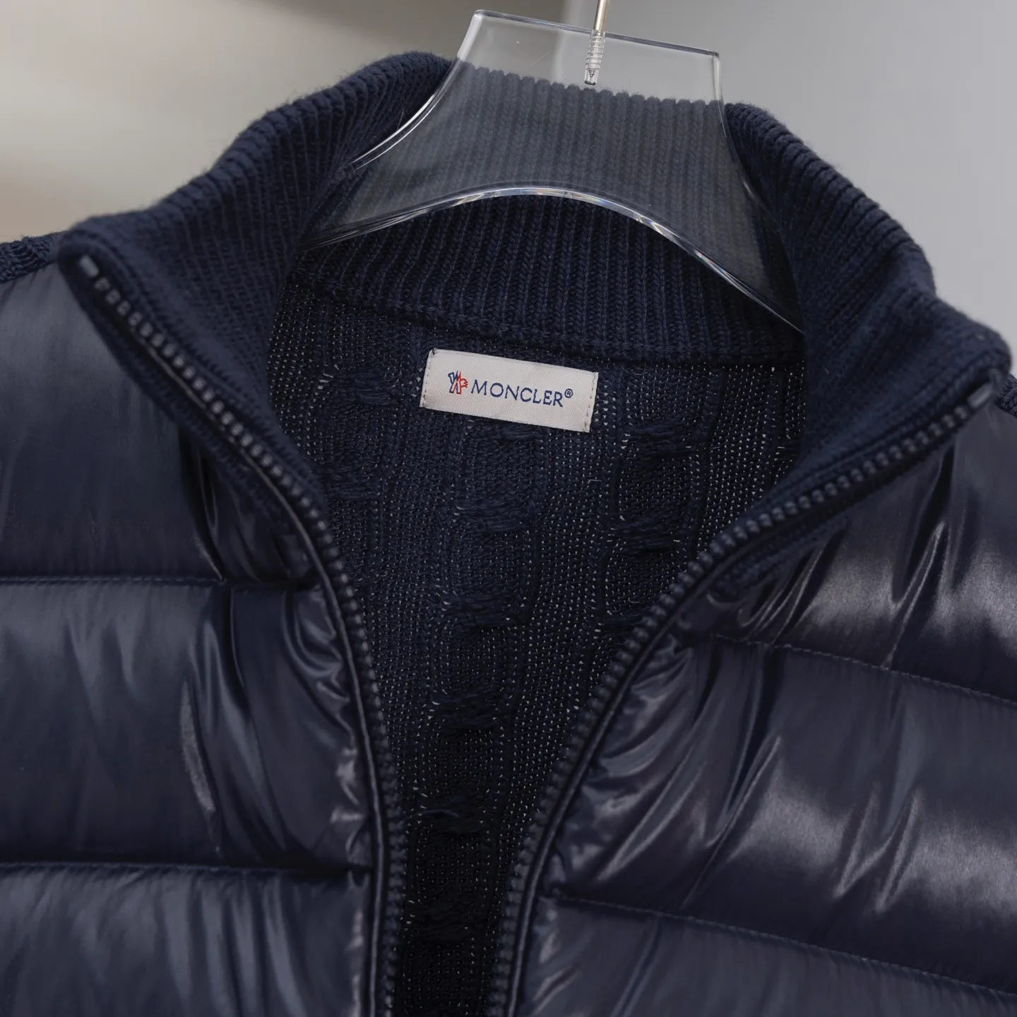 P620 2025 Autumn and Winter New Style🆕Down Jacket Top Purchasing Version MONCLER Wool Spliced Sleeves Same Style for Men and Women Down Jacket Jacket MONCLER / Moncler / Mouth New Style Each down jacket has been processed through at least 150 processes. The maximum fill power can reach 800➕ Make the wear warmer 5A level standard Use German anti-down needles up to 11 stitches every three centimeters Precision sewing Sleeve LOGO mark: The sleeve LOGO mark is made of wool, and the embroidery is made by Japanese Tajima machine. NFC chip: Both the sleeve wool embroidery mark and the inner wash mark can verify the NFC chip. Fabric: Light waterproof and breathable nylon cloth. Filling: 90% white duck down. Made of the best cloud velvet. Very high fluffy and very warm. Zipper: electroplated engraved logo zipper consistent with the original version. Embroidery: made by Japanese Tajima embroidery machine. Accessories: main label. Wash label. Tags and packaging are all original and complete