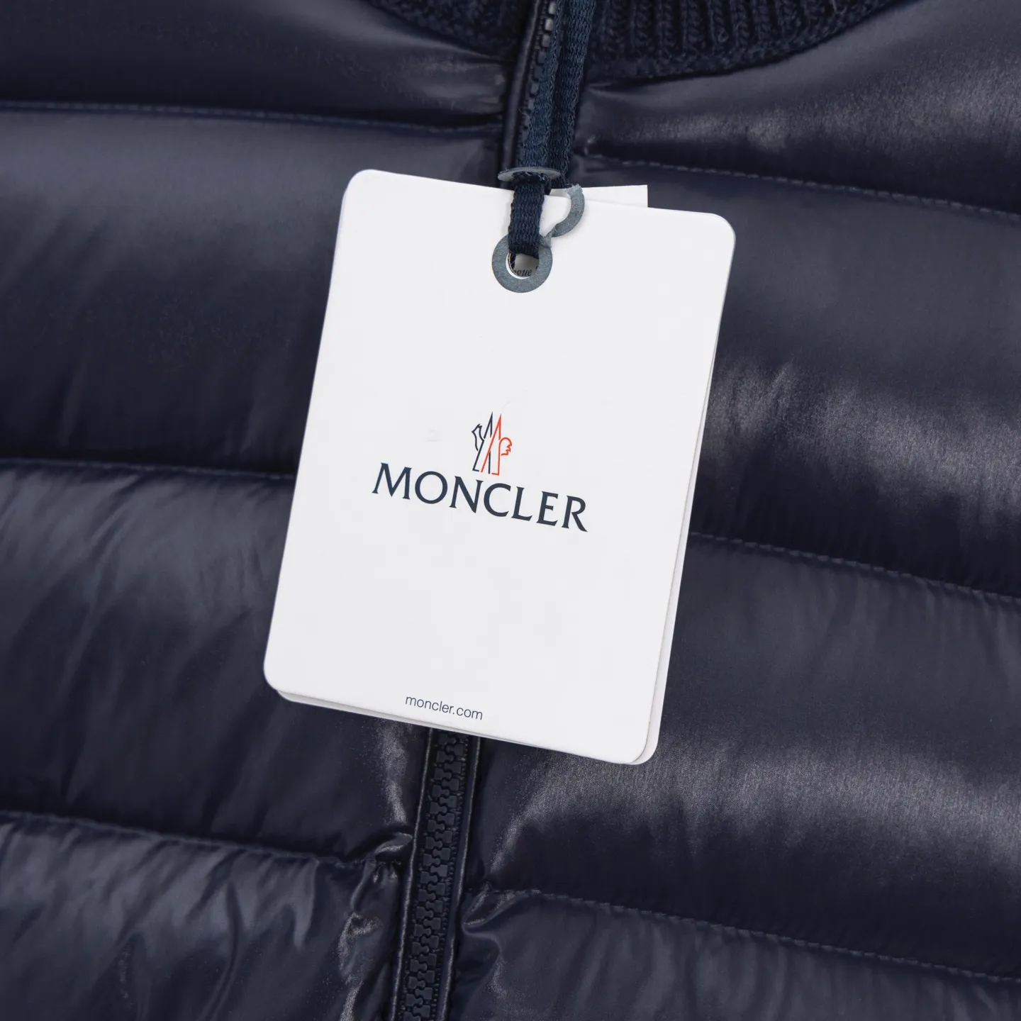 P620 2025 Autumn and Winter New Style🆕Down Jacket Top Purchasing Version MONCLER Wool Spliced Sleeves Same Style for Men and Women Down Jacket Jacket MONCLER / Moncler / Mouth New Style Each down jacket has been processed through at least 150 processes. The maximum fill power can reach 800➕ Make the wear warmer 5A level standard Use German anti-down needles up to 11 stitches every three centimeters Precision sewing Sleeve LOGO mark: The sleeve LOGO mark is made of wool, and the embroidery is made by Japanese Tajima machine. NFC chip: Both the sleeve wool embroidery mark and the inner wash mark can verify the NFC chip. Fabric: Light waterproof and breathable nylon cloth. Filling: 90% white duck down. Made of the best cloud velvet. Very high fluffy and very warm. Zipper: electroplated engraved logo zipper consistent with the original version. Embroidery: made by Japanese Tajima embroidery machine. Accessories: main label. Wash label. Tags and packaging are all original and complete