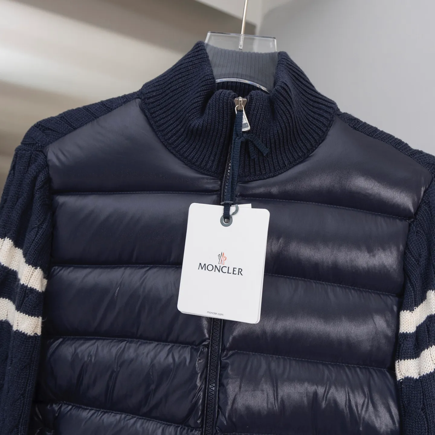 P620 2025 Autumn and Winter New Style🆕Down Jacket Top Purchasing Version MONCLER Wool Spliced Sleeves Same Style for Men and Women Down Jacket Jacket MONCLER / Moncler / Mouth New Style Each down jacket has been processed through at least 150 processes. The maximum fill power can reach 800➕ Make the wear warmer 5A level standard Use German anti-down needles up to 11 stitches every three centimeters Precision sewing Sleeve LOGO mark: The sleeve LOGO mark is made of wool, and the embroidery is made by Japanese Tajima machine. NFC chip: Both the sleeve wool embroidery mark and the inner wash mark can verify the NFC chip. Fabric: Light waterproof and breathable nylon cloth. Filling: 90% white duck down. Made of the best cloud velvet. Very high fluffy and very warm. Zipper: electroplated engraved logo zipper consistent with the original version. Embroidery: made by Japanese Tajima embroidery machine. Accessories: main label. Wash label. Tags and packaging are all original and complete
