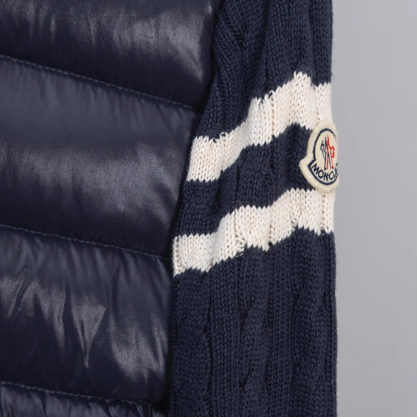 P620 2025 Autumn and Winter New Style🆕Down Jacket Top Purchasing Version MONCLER Wool Spliced Sleeves Same Style for Men and Women Down Jacket Jacket MONCLER / Moncler / Mouth New Style Each down jacket has been processed through at least 150 processes. The maximum fill power can reach 800➕ Make the wear warmer 5A level standard Use German anti-down needles up to 11 stitches every three centimeters Precision sewing Sleeve LOGO mark: The sleeve LOGO mark is made of wool, and the embroidery is made by Japanese Tajima machine. NFC chip: Both the sleeve wool embroidery mark and the inner wash mark can verify the NFC chip. Fabric: Light waterproof and breathable nylon cloth. Filling: 90% white duck down. Made of the best cloud velvet. Very high fluffy and very warm. Zipper: electroplated engraved logo zipper consistent with the original version. Embroidery: made by Japanese Tajima embroidery machine. Accessories: main label. Wash label. Tags and packaging are all original and complete