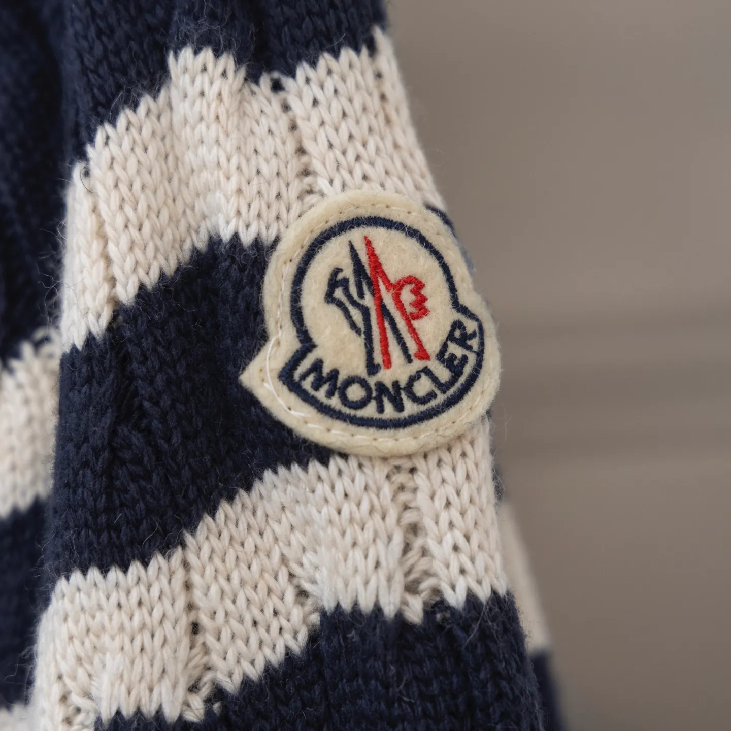P620 2025 Autumn and Winter New Style🆕Down Jacket Top Purchasing Version MONCLER Wool Spliced Sleeves Same Style for Men and Women Down Jacket Jacket MONCLER / Moncler / Mouth New Style Each down jacket has been processed through at least 150 processes. The maximum fill power can reach 800➕ Make the wear warmer 5A level standard Use German anti-down needles up to 11 stitches every three centimeters Precision sewing Sleeve LOGO mark: The sleeve LOGO mark is made of wool, and the embroidery is made by Japanese Tajima machine. NFC chip: Both the sleeve wool embroidery mark and the inner wash mark can verify the NFC chip. Fabric: Light waterproof and breathable nylon cloth. Filling: 90% white duck down. Made of the best cloud velvet. Very high fluffy and very warm. Zipper: electroplated engraved logo zipper consistent with the original version. Embroidery: made by Japanese Tajima embroidery machine. Accessories: main label. Wash label. Tags and packaging are all original and complete