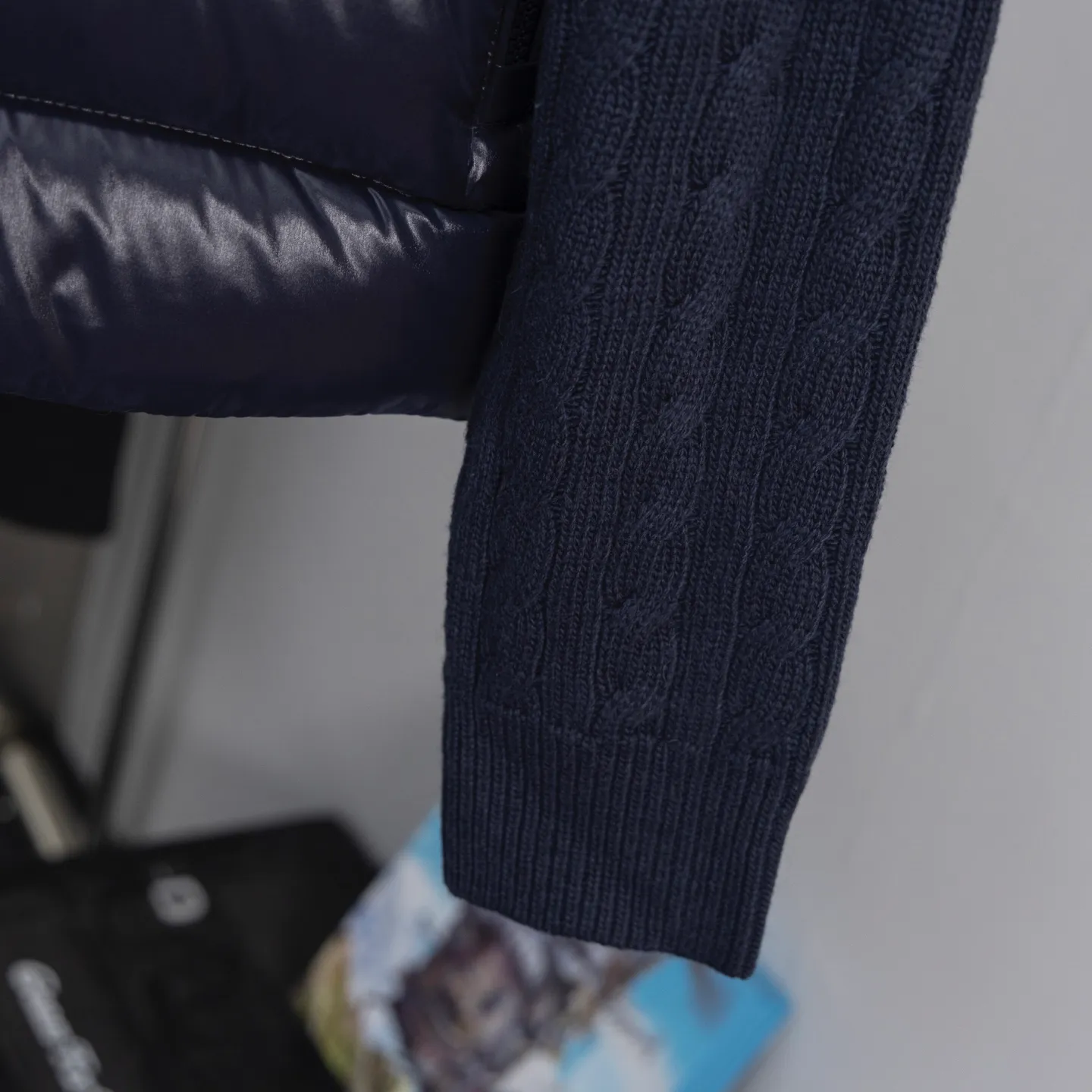 P620 2025 Autumn and Winter New Style🆕Down Jacket Top Purchasing Version MONCLER Wool Spliced Sleeves Same Style for Men and Women Down Jacket Jacket MONCLER / Moncler / Mouth New Style Each down jacket has been processed through at least 150 processes. The maximum fill power can reach 800➕ Make the wear warmer 5A level standard Use German anti-down needles up to 11 stitches every three centimeters Precision sewing Sleeve LOGO mark: The sleeve LOGO mark is made of wool, and the embroidery is made by Japanese Tajima machine. NFC chip: Both the sleeve wool embroidery mark and the inner wash mark can verify the NFC chip. Fabric: Light waterproof and breathable nylon cloth. Filling: 90% white duck down. Made of the best cloud velvet. Very high fluffy and very warm. Zipper: electroplated engraved logo zipper consistent with the original version. Embroidery: made by Japanese Tajima embroidery machine. Accessories: main label. Wash label. Tags and packaging are all original and complete