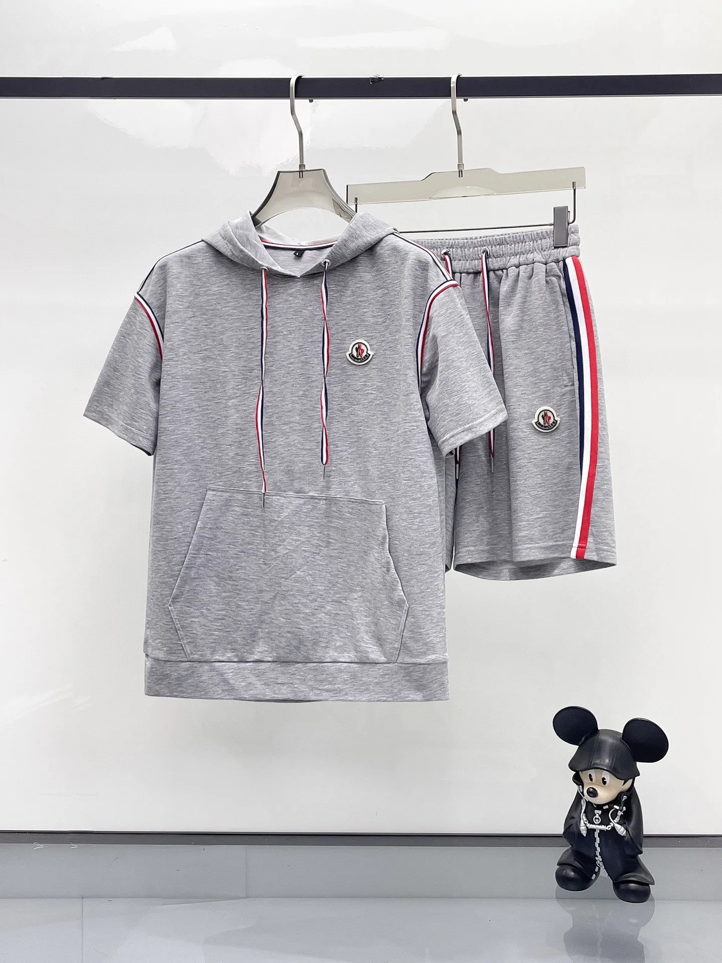 P570 Brand [MONCLER Mouth Covered] 2025 round neck short-sleeved shorts suit. The pure cotton fabric upper body will not be stuffy, the smooth and comfortable skin-friendly effect is more breathable, the fabric has its own texture, classic logo technology, a new interpretation from a unique angle, fashionable and versatile choice! Size: M-3XL (maximum wear: 190 pounds)