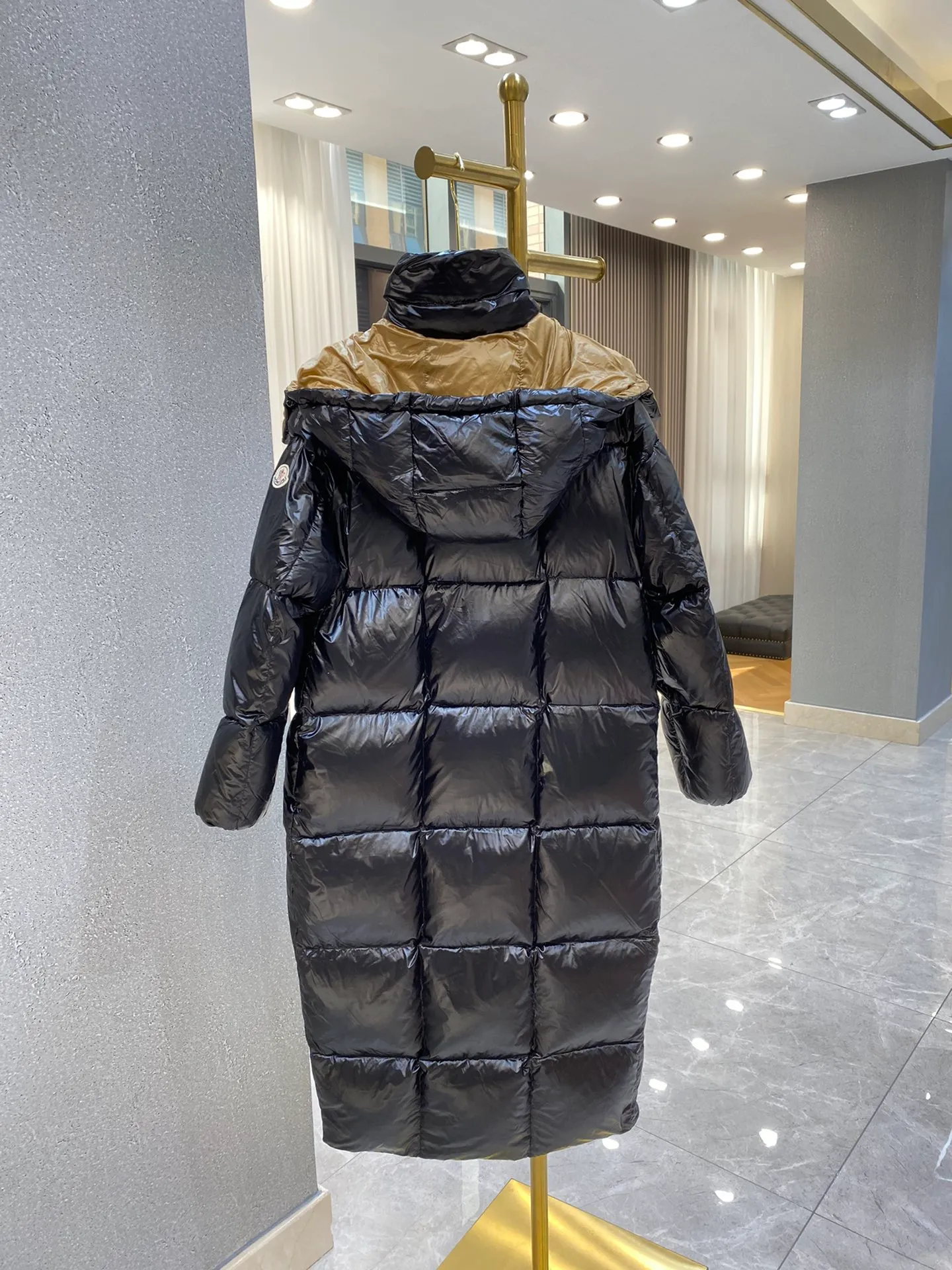 P780 🧣Moncler extra-long over-the-knee hooded down jacket, slim fit, very easy to wear, gives you warmth and style! A long down jacket is a must-have in your winter wardrobe! Get it all in one piece from top to bottom, perfect to withstand the cold winter! ❄️ 🦆The inside is properly filled with 90% duck down, and the filling volume is very full!!! This is not the cheap down cotton on the market! ❌ The inner liner is designed to prevent velvet drilling, and there is no possibility of velvet drilling! No need to worry about getting a little chilly!  It feels fluffy and soft, and it feels very comfortable and warm when worn on the upper body. It's like wearing a warm bread 🍞 It's much lighter than a quilt and much more comfortable! Nothing restrictive! Lightweight, warm, and very secure🔥🔥 You don’t need it now, but when the weather gets cold🥶 In winter, this down jacket will just make you put it on and not want to take it off. It will bring you warmth and security from head to toe! As I grow older, I pay more attention to health 😲 No matter how much ginger soup you drink, a thick and warm quilt like this is not as effective! Code number: 0 1 2 3