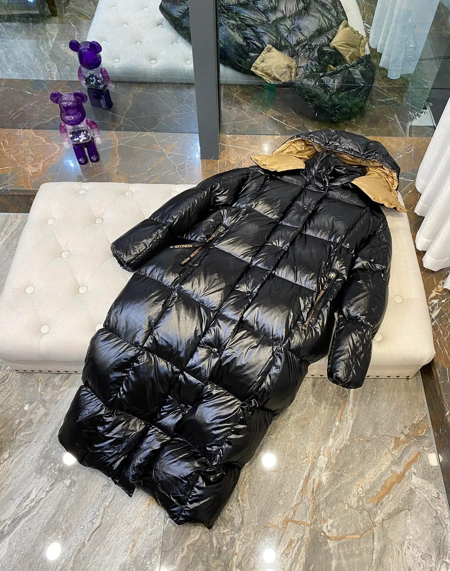P780 🧣Moncler extra-long over-the-knee hooded down jacket, slim fit, very easy to wear, gives you warmth and style! A long down jacket is a must-have in your winter wardrobe! Get it all in one piece from top to bottom, perfect to withstand the cold winter! ❄️ 🦆The inside is properly filled with 90% duck down, and the filling volume is very full!!! This is not the cheap down cotton on the market! ❌ The inner liner is designed to prevent velvet drilling, and there is no possibility of velvet drilling! No need to worry about getting a little chilly!  It feels fluffy and soft, and it feels very comfortable and warm when worn on the upper body. It's like wearing a warm bread 🍞 It's much lighter than a quilt and much more comfortable! Nothing restrictive! Lightweight, warm, and very secure🔥🔥 You don’t need it now, but when the weather gets cold🥶 In winter, this down jacket will just make you put it on and not want to take it off. It will bring you warmth and security from head to toe! As I grow older, I pay more attention to health 😲 No matter how much ginger soup you drink, a thick and warm quilt like this is not as effective! Code number: 0 1 2 3