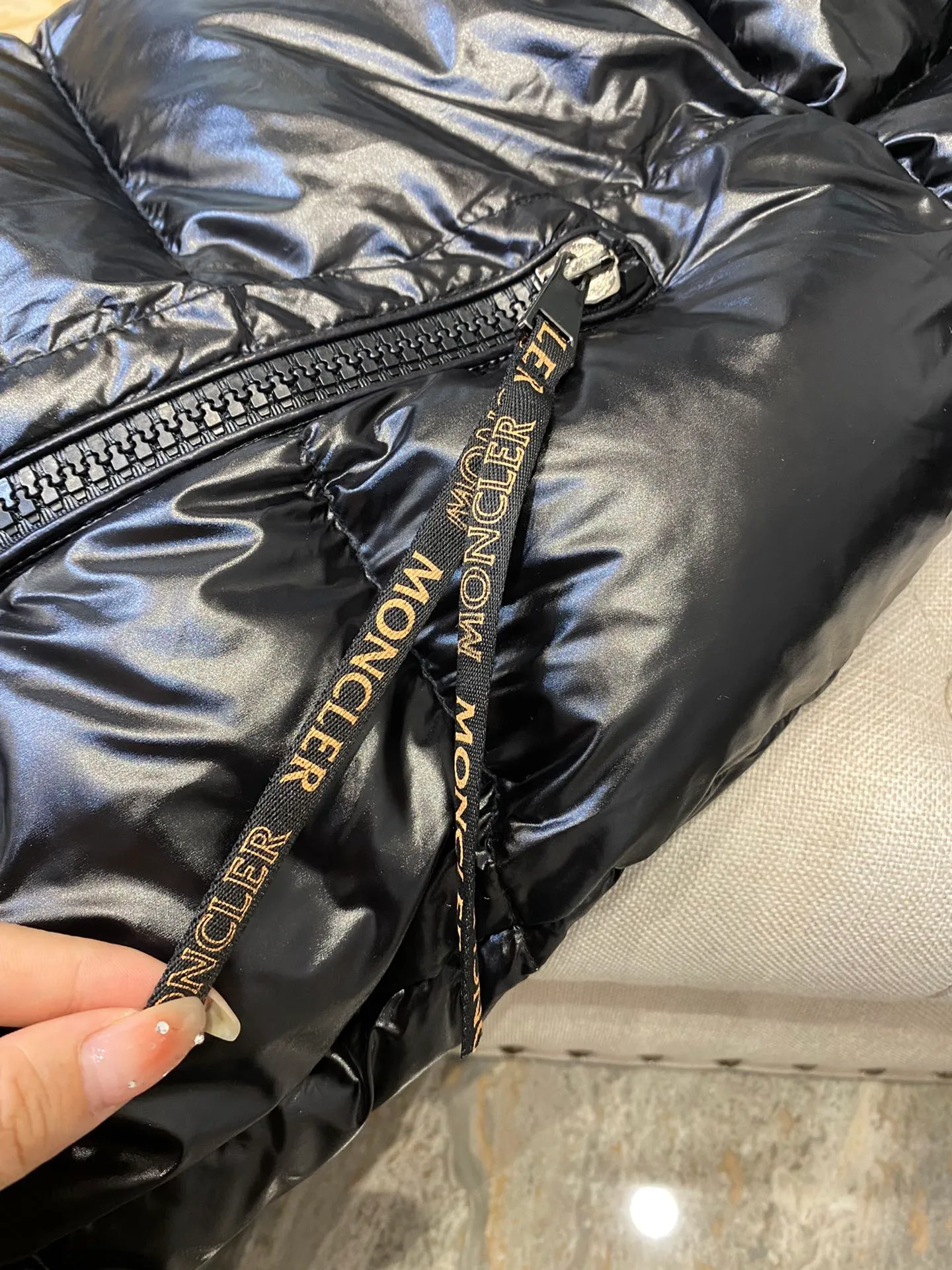 P780 🧣Moncler extra-long over-the-knee hooded down jacket, slim fit, very easy to wear, gives you warmth and style! A long down jacket is a must-have in your winter wardrobe! Get it all in one piece from top to bottom, perfect to withstand the cold winter! ❄️ 🦆The inside is properly filled with 90% duck down, and the filling volume is very full!!! This is not the cheap down cotton on the market! ❌ The inner liner is designed to prevent velvet drilling, and there is no possibility of velvet drilling! No need to worry about getting a little chilly!  It feels fluffy and soft, and it feels very comfortable and warm when worn on the upper body. It's like wearing a warm bread 🍞 It's much lighter than a quilt and much more comfortable! Nothing restrictive! Lightweight, warm, and very secure🔥🔥 You don’t need it now, but when the weather gets cold🥶 In winter, this down jacket will just make you put it on and not want to take it off. It will bring you warmth and security from head to toe! As I grow older, I pay more attention to health 😲 No matter how much ginger soup you drink, a thick and warm quilt like this is not as effective! Code number: 0 1 2 3