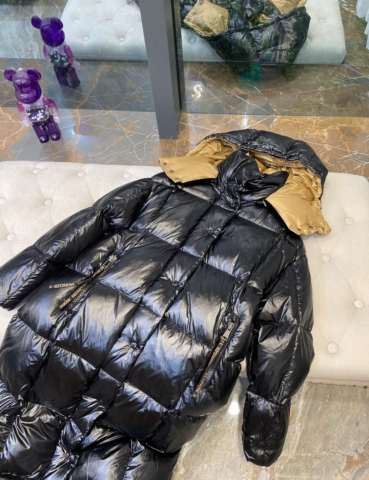P780 🧣Moncler extra-long over-the-knee hooded down jacket, slim fit, very easy to wear, gives you warmth and style! A long down jacket is a must-have in your winter wardrobe! Get it all in one piece from top to bottom, perfect to withstand the cold winter! ❄️ 🦆The inside is properly filled with 90% duck down, and the filling volume is very full!!! This is not the cheap down cotton on the market! ❌ The inner liner is designed to prevent velvet drilling, and there is no possibility of velvet drilling! No need to worry about getting a little chilly!  It feels fluffy and soft, and it feels very comfortable and warm when worn on the upper body. It's like wearing a warm bread 🍞 It's much lighter than a quilt and much more comfortable! Nothing restrictive! Lightweight, warm, and very secure🔥🔥 You don’t need it now, but when the weather gets cold🥶 In winter, this down jacket will just make you put it on and not want to take it off. It will bring you warmth and security from head to toe! As I grow older, I pay more attention to health 😲 No matter how much ginger soup you drink, a thick and warm quilt like this is not as effective! Code number: 0 1 2 3