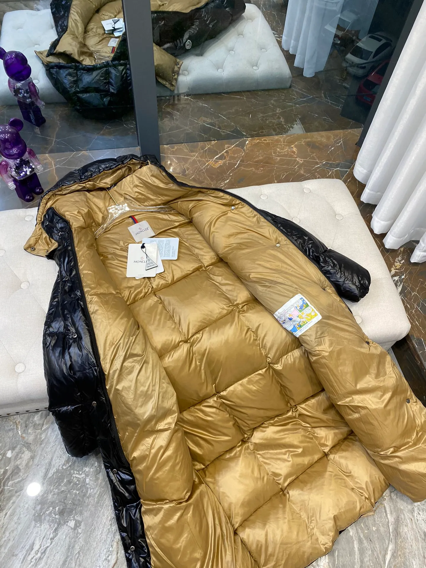 P780 🧣Moncler extra-long over-the-knee hooded down jacket, slim fit, very easy to wear, gives you warmth and style! A long down jacket is a must-have in your winter wardrobe! Get it all in one piece from top to bottom, perfect to withstand the cold winter! ❄️ 🦆The inside is properly filled with 90% duck down, and the filling volume is very full!!! This is not the cheap down cotton on the market! ❌ The inner liner is designed to prevent velvet drilling, and there is no possibility of velvet drilling! No need to worry about getting a little chilly!  It feels fluffy and soft, and it feels very comfortable and warm when worn on the upper body. It's like wearing a warm bread 🍞 It's much lighter than a quilt and much more comfortable! Nothing restrictive! Lightweight, warm, and very secure🔥🔥 You don’t need it now, but when the weather gets cold🥶 In winter, this down jacket will just make you put it on and not want to take it off. It will bring you warmth and security from head to toe! As I grow older, I pay more attention to health 😲 No matter how much ginger soup you drink, a thick and warm quilt like this is not as effective! Code number: 0 1 2 3