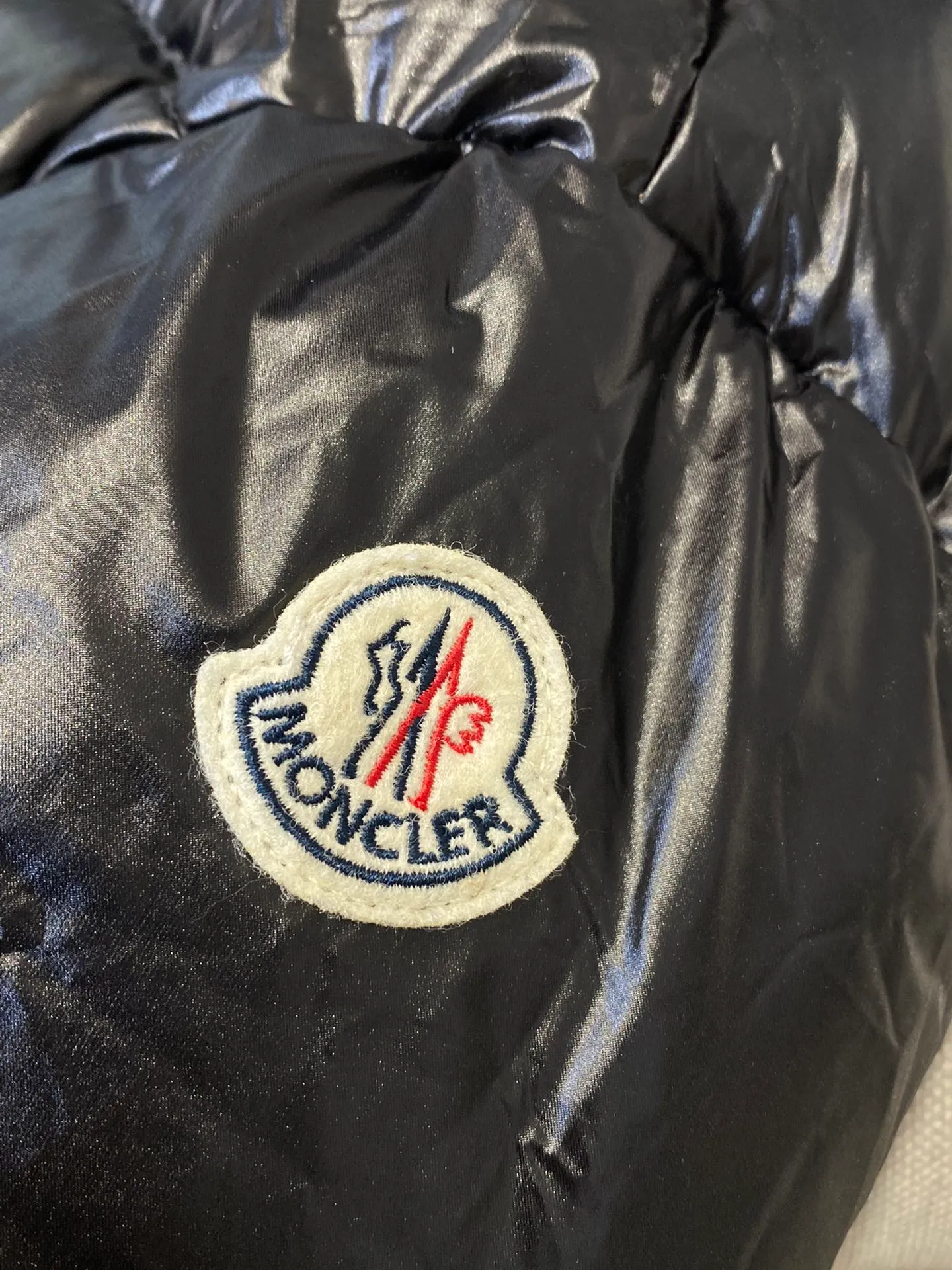 P780 🧣Moncler extra-long over-the-knee hooded down jacket, slim fit, very easy to wear, gives you warmth and style! A long down jacket is a must-have in your winter wardrobe! Get it all in one piece from top to bottom, perfect to withstand the cold winter! ❄️ 🦆The inside is properly filled with 90% duck down, and the filling volume is very full!!! This is not the cheap down cotton on the market! ❌ The inner liner is designed to prevent velvet drilling, and there is no possibility of velvet drilling! No need to worry about getting a little chilly!  It feels fluffy and soft, and it feels very comfortable and warm when worn on the upper body. It's like wearing a warm bread 🍞 It's much lighter than a quilt and much more comfortable! Nothing restrictive! Lightweight, warm, and very secure🔥🔥 You don’t need it now, but when the weather gets cold🥶 In winter, this down jacket will just make you put it on and not want to take it off. It will bring you warmth and security from head to toe! As I grow older, I pay more attention to health 😲 No matter how much ginger soup you drink, a thick and warm quilt like this is not as effective! Code number: 0 1 2 3
