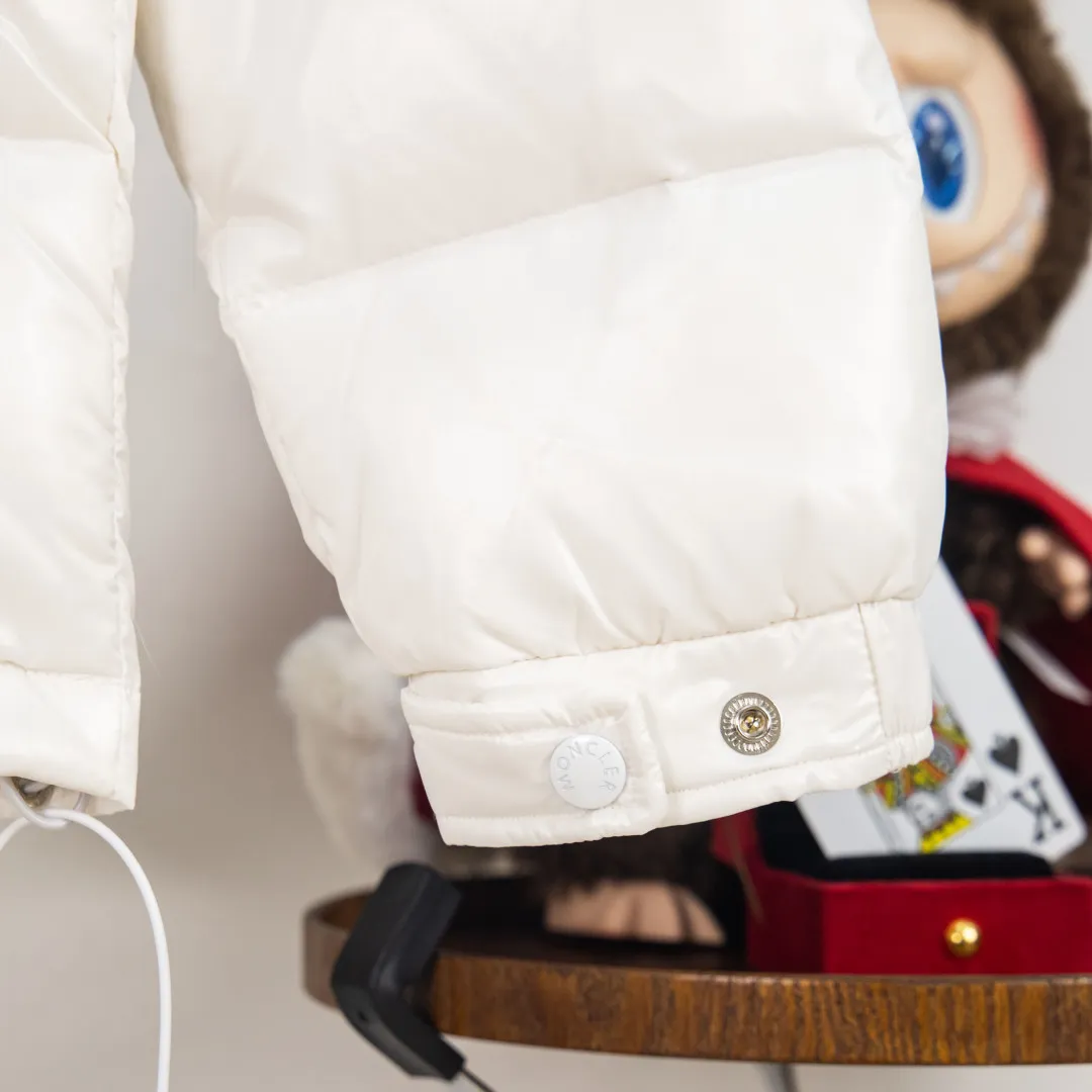P760 💰zp version [Exclusive supply] New 24maire down ⬆️Moncler Maire women's short down jacket interprets Mayan classics Fabric: Technical nylon lacquer surface Customer-supplied fabric Highly fluffy and over-standard 90 down filling Maire down jacket is specially designed for those who like well-designed basic items. It is a classic Moncler style and a popular product. Made from iconic patented nylon, the Maire down jacket is a classic Moncler womenswear piece, with a short silhouette and timeless design. Made from patented nylon in a comfortable fit, it features a removable hood and performance details for comfort and warmth. ⚠️Made of patented nylon ⚠️Patented nylon lining ⚠️White goose-filled down ⚠️Removable hood with snap buttons ⚠️Zip closure Zippered pockets ⚠️Adjustable snap-button sleeves Color: Black White Gray Pink Size: 0 1 2 3 Number: MM10588