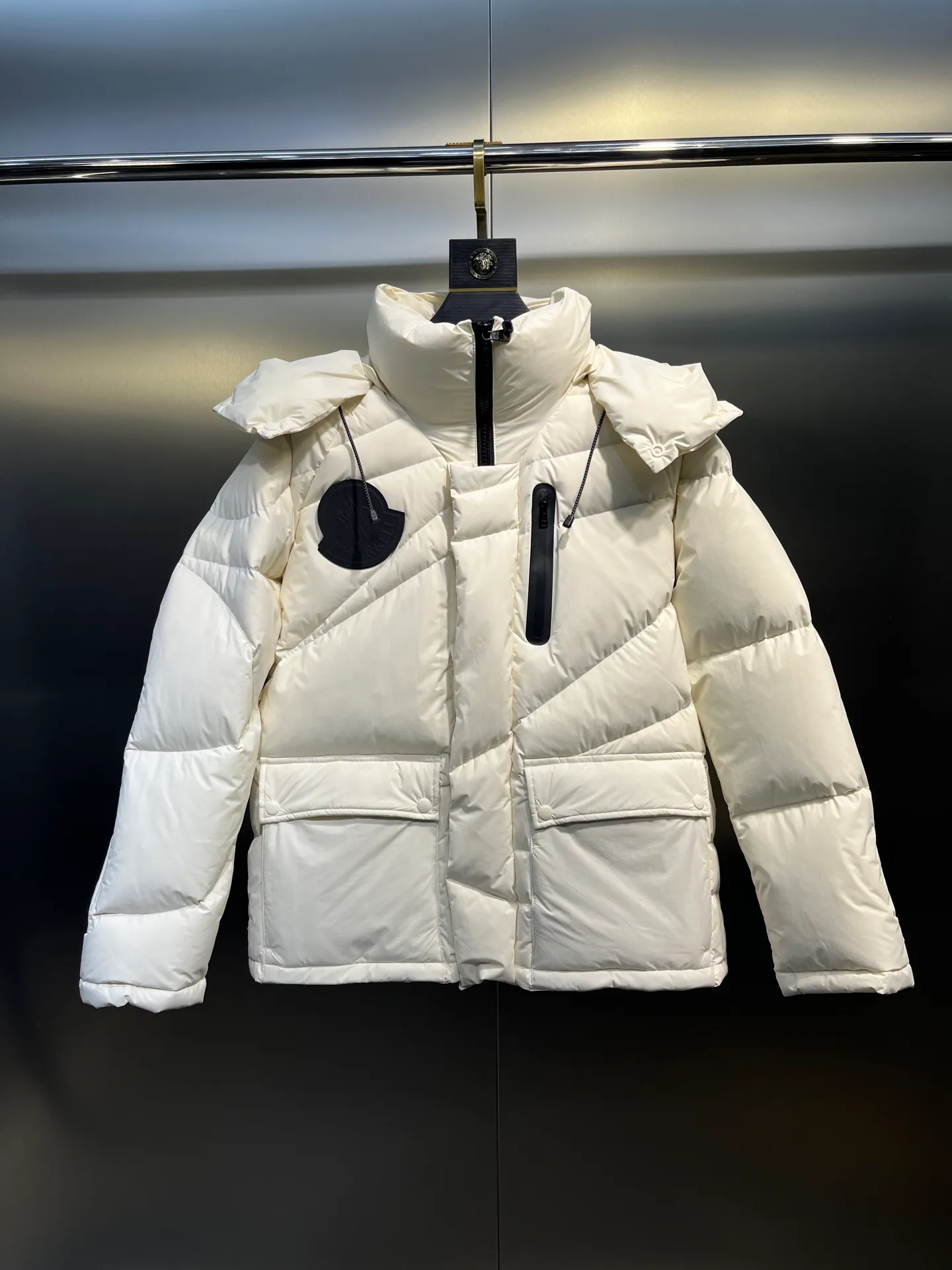 P1040 moncler 🌟 2025 new autumn and winter down jacket. Original 1:1 custom-made hardware accessories, all imported and original customization. Welcome to compare at the counter. Absolutely high quality. Made of top 90 down. Super soft. Full and fluffy. Super heavy workmanship. Fabric workmanship. 👍Perfect version. Note⚠The fabric is super comfortable. Exclusive model. Non-market product. Same style for men and women. Size: s-xxl