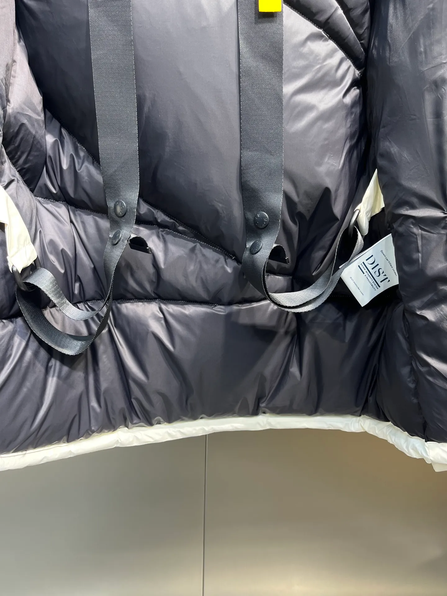 P1040 moncler 🌟 2025 new autumn and winter down jacket. Original 1:1 custom-made hardware accessories, all imported and original customization. Welcome to compare at the counter. Absolutely high quality. Made of top 90 down. Super soft. Full and fluffy. Super heavy workmanship. Fabric workmanship. 👍Perfect version. Note⚠The fabric is super comfortable. Exclusive model. Non-market product. Same style for men and women. Size: s-xxl