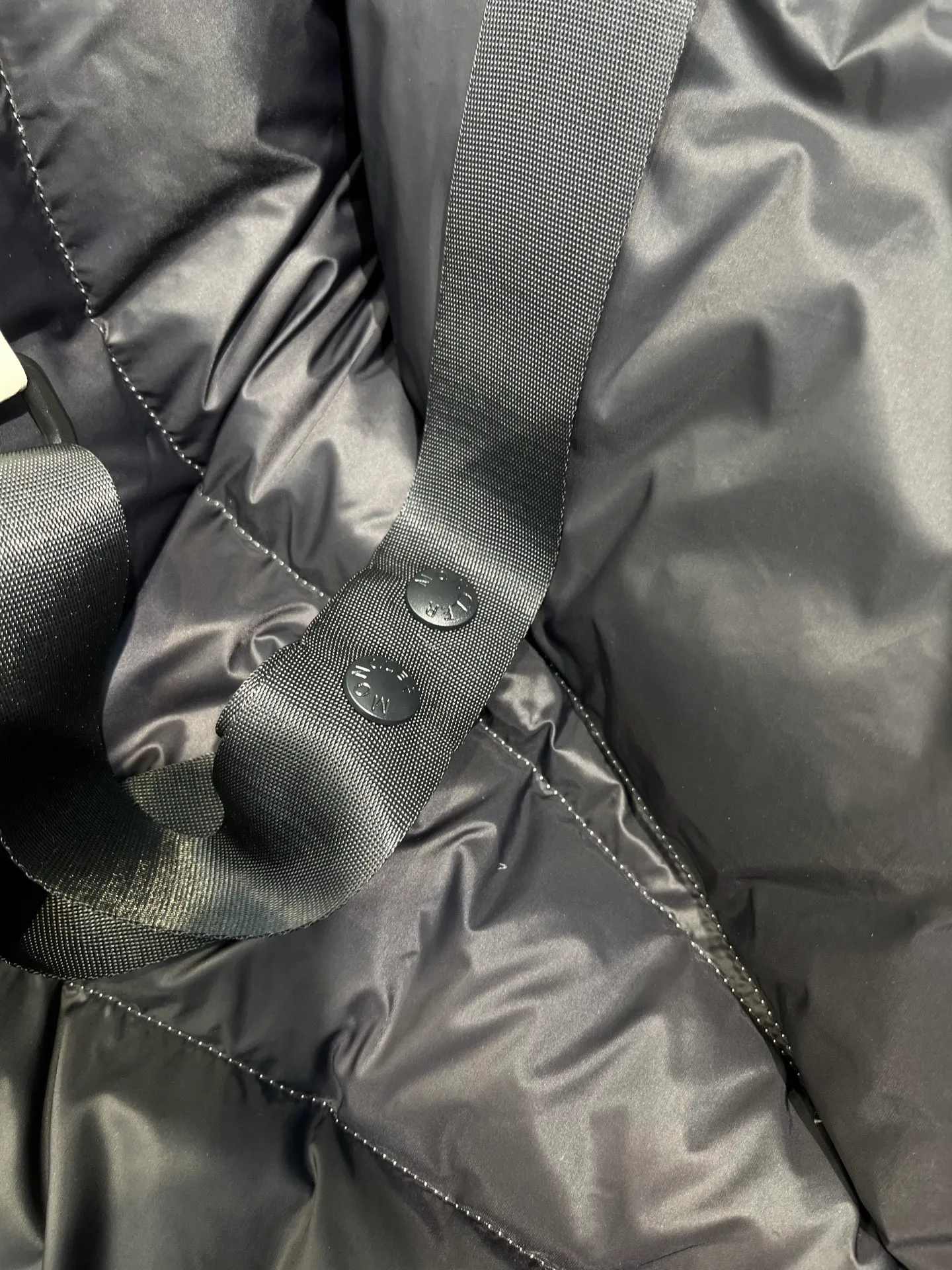 P1040 moncler 🌟 2025 new autumn and winter down jacket. Original 1:1 custom-made hardware accessories, all imported and original customization. Welcome to compare at the counter. Absolutely high quality. Made of top 90 down. Super soft. Full and fluffy. Super heavy workmanship. Fabric workmanship. 👍Perfect version. Note⚠The fabric is super comfortable. Exclusive model. Non-market product. Same style for men and women. Size: s-xxl