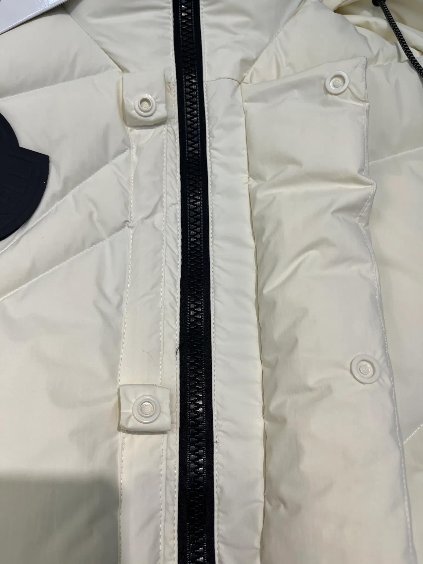 P1040 moncler 🌟 2025 new autumn and winter down jacket. Original 1:1 custom-made hardware accessories, all imported and original customization. Welcome to compare at the counter. Absolutely high quality. Made of top 90 down. Super soft. Full and fluffy. Super heavy workmanship. Fabric workmanship. 👍Perfect version. Note⚠The fabric is super comfortable. Exclusive model. Non-market product. Same style for men and women. Size: s-xxl