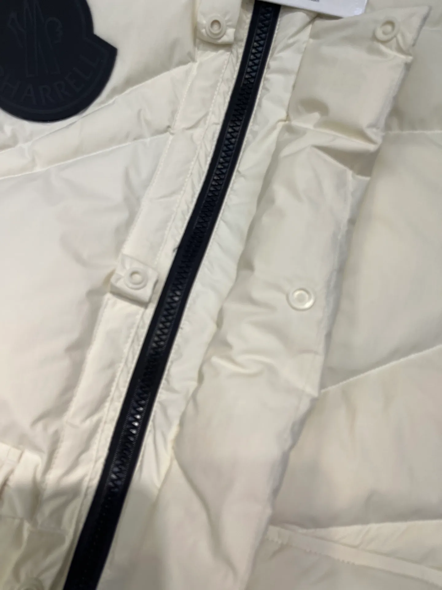 P1040 moncler 🌟 2025 new autumn and winter down jacket. Original 1:1 custom-made hardware accessories, all imported and original customization. Welcome to compare at the counter. Absolutely high quality. Made of top 90 down. Super soft. Full and fluffy. Super heavy workmanship. Fabric workmanship. 👍Perfect version. Note⚠The fabric is super comfortable. Exclusive model. Non-market product. Same style for men and women. Size: s-xxl