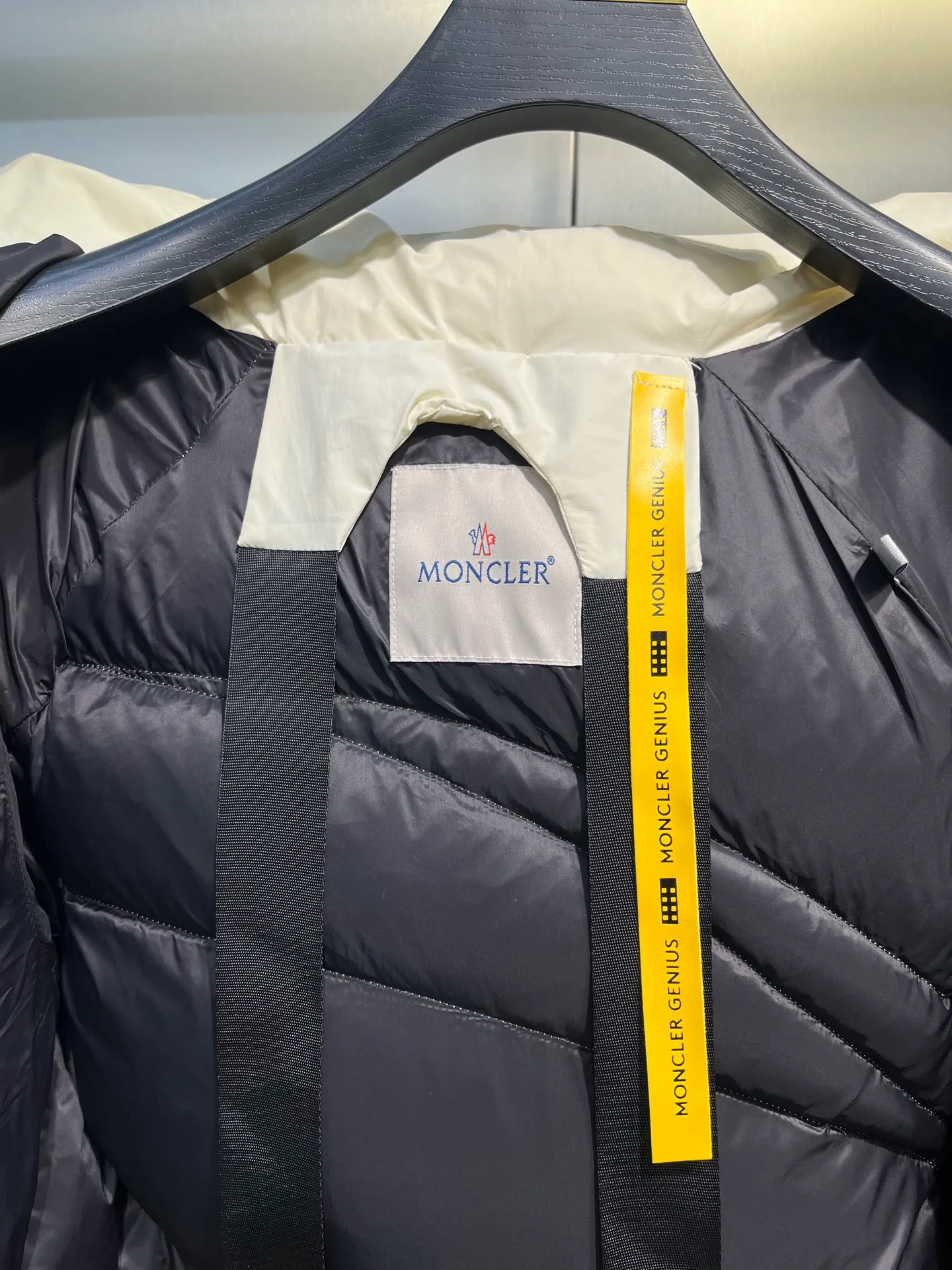 P1040 moncler 🌟 2025 new autumn and winter down jacket. Original 1:1 custom-made hardware accessories, all imported and original customization. Welcome to compare at the counter. Absolutely high quality. Made of top 90 down. Super soft. Full and fluffy. Super heavy workmanship. Fabric workmanship. 👍Perfect version. Note⚠The fabric is super comfortable. Exclusive model. Non-market product. Same style for men and women. Size: s-xxl