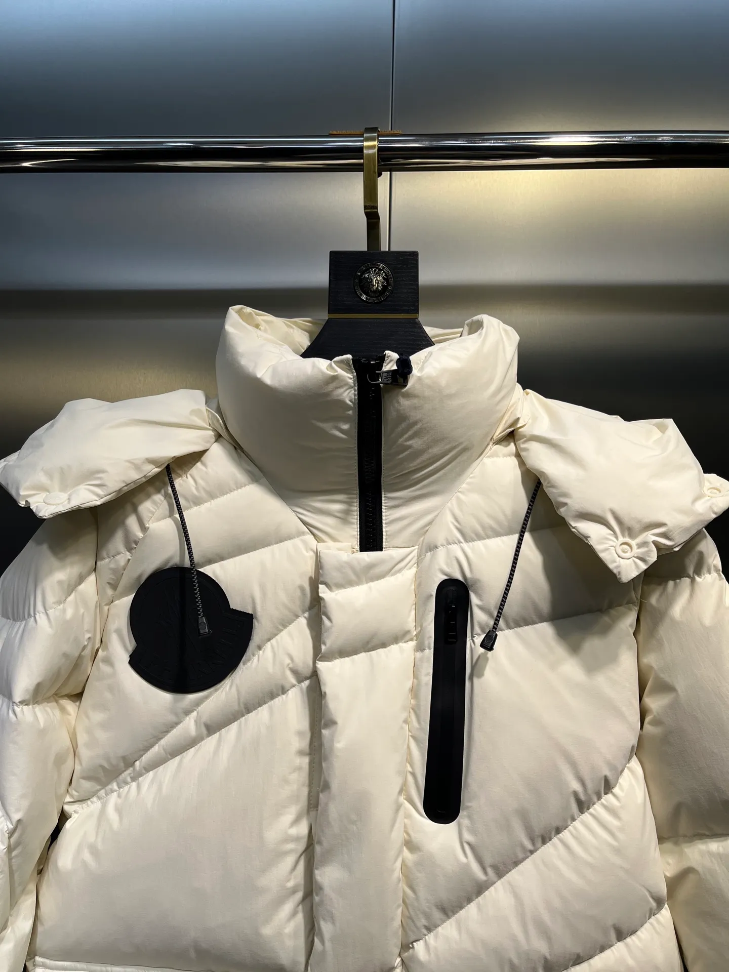 P1040 moncler 🌟 2025 new autumn and winter down jacket. Original 1:1 custom-made hardware accessories, all imported and original customization. Welcome to compare at the counter. Absolutely high quality. Made of top 90 down. Super soft. Full and fluffy. Super heavy workmanship. Fabric workmanship. 👍Perfect version. Note⚠The fabric is super comfortable. Exclusive model. Non-market product. Same style for men and women. Size: s-xxl