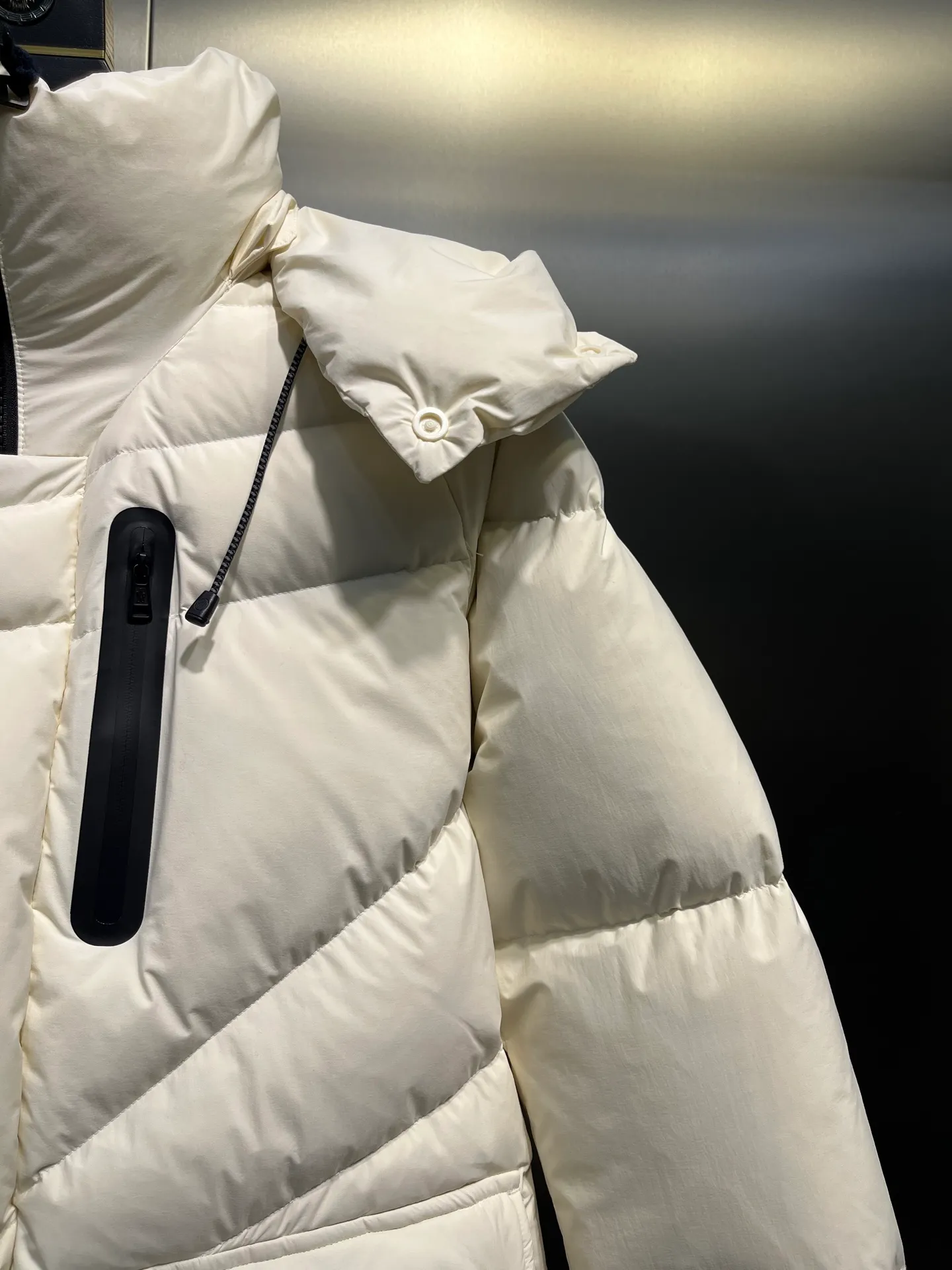 P1040 moncler 🌟 2025 new autumn and winter down jacket. Original 1:1 custom-made hardware accessories, all imported and original customization. Welcome to compare at the counter. Absolutely high quality. Made of top 90 down. Super soft. Full and fluffy. Super heavy workmanship. Fabric workmanship. 👍Perfect version. Note⚠The fabric is super comfortable. Exclusive model. Non-market product. Same style for men and women. Size: s-xxl