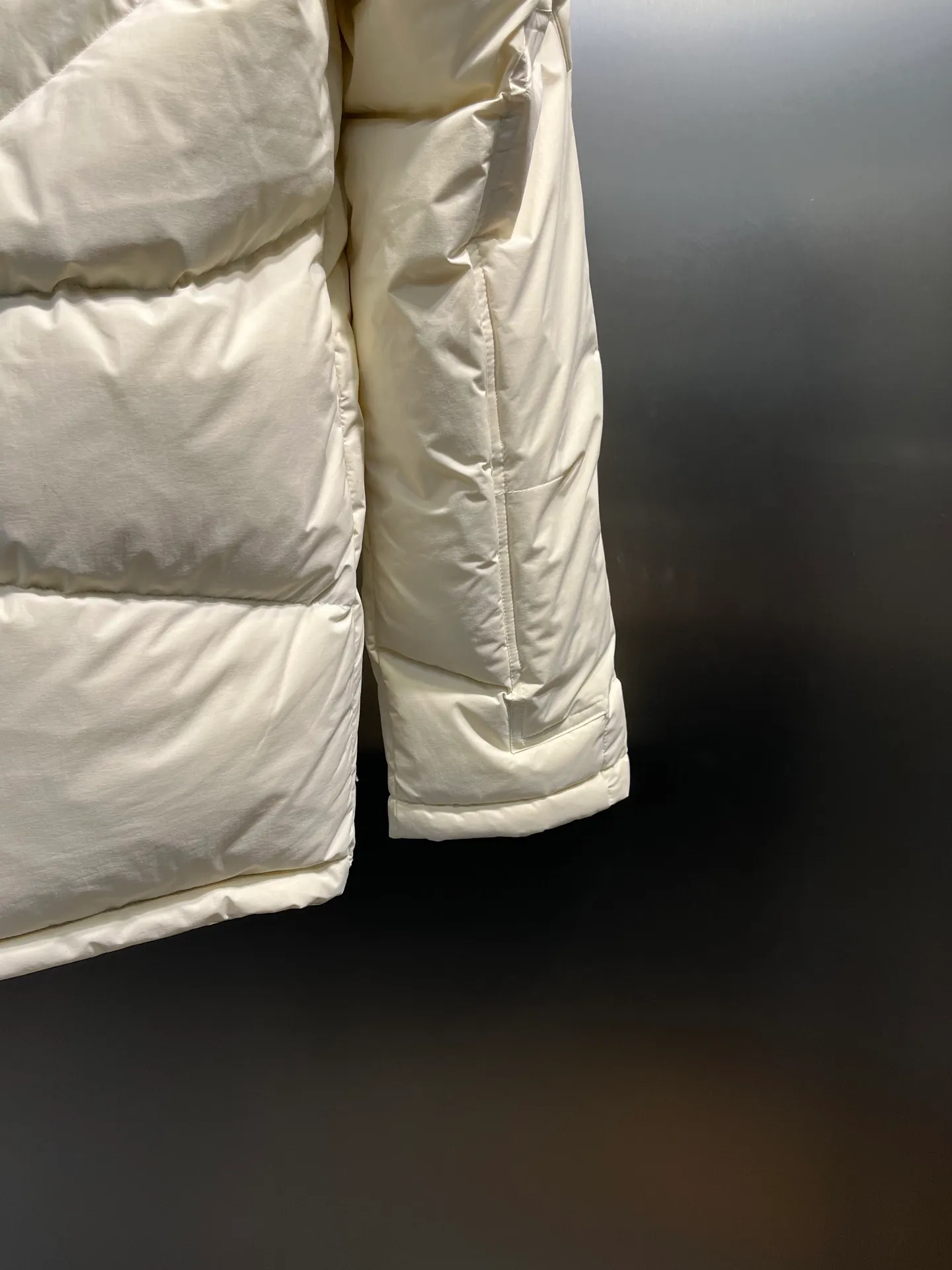 P1040 moncler 🌟 2025 new autumn and winter down jacket. Original 1:1 custom-made hardware accessories, all imported and original customization. Welcome to compare at the counter. Absolutely high quality. Made of top 90 down. Super soft. Full and fluffy. Super heavy workmanship. Fabric workmanship. 👍Perfect version. Note⚠The fabric is super comfortable. Exclusive model. Non-market product. Same style for men and women. Size: s-xxl