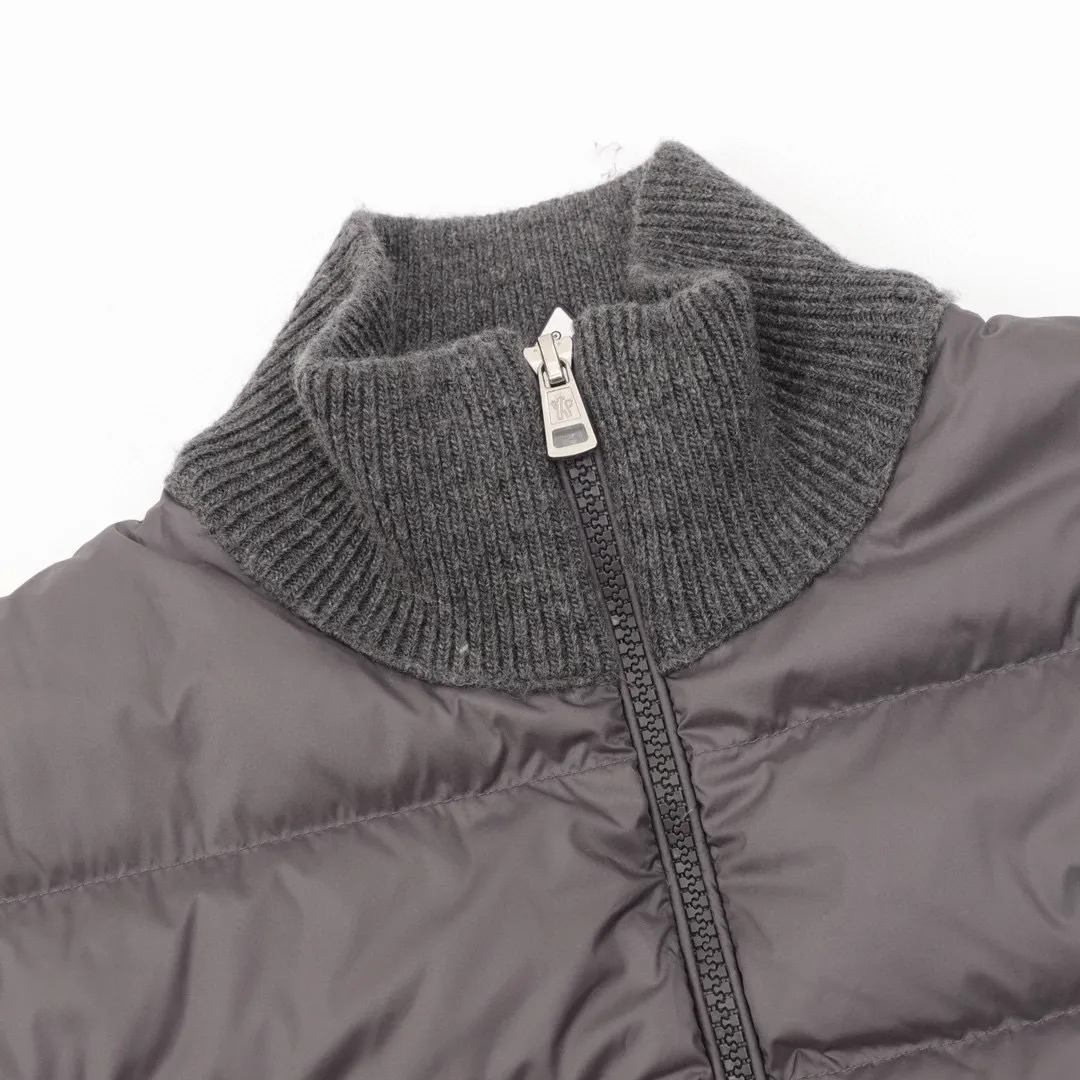 P580 Moncler Mouth 24ss Wool Blended Spliced Down Jacket Spliced down jackets are very popular this year. The whole dress is relatively light and not as bulky as imagined. The down fluffiness is also acceptable. The woolen part is the same wool blend as the cabinet. The collar and zipper are both real shots, and the smoothness of the zipper is also very good. The lining is filled with national standard white goose down. Some details can be seen in real shots. The splicing process on the inside is also very fine. Style number: A70# Color: Premium gray black Size: 1 2 3 4 5